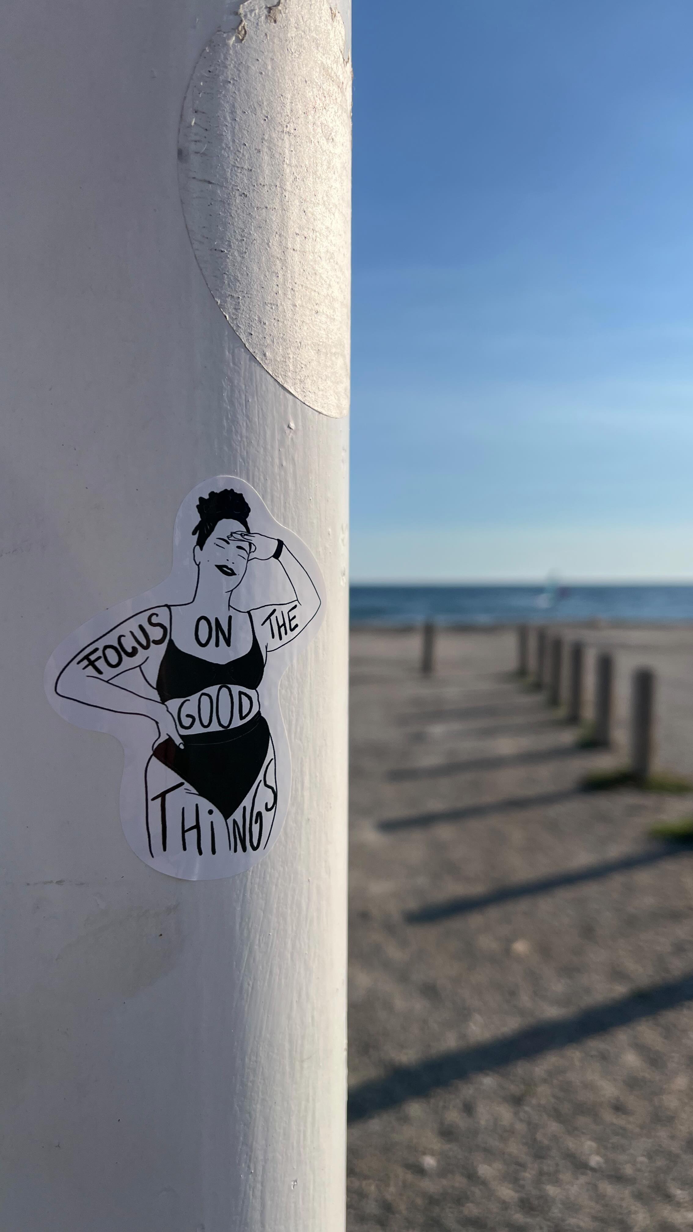 Les vacances sont finies et cette année c’est une fierté de les avoir prises de cette façon.
Bon déjà prendre des vacances c’est pas une mince affaire quand on est à son compte et depuis longtemps je voulais aménager ma voiture et partir en roadtrip.
Il aura fallut un déclic et un coup de tête 😉
Partir en solo, ça me connaît mais dormir seule en voiture c’était une première, une fois l’appréhension passée ça a été un pur bonheur.
Vraiment je le conseille à toustes 😍
Donc dans le désordre je suis allée voir Le Larzac et ses villages des templiers 🛡️, Saint Guilhem le Désert 🍷 , le lac du Salagou, @clt_dc , Xavier et leur Provence ♥️, Nîmes, Aix en Provence, la Méditerranée 🐟, Arles et ses rencontres photographiques 📷, l’Aveyron et ses cascades, Agnès Varda et un concert au pied d’une tour…
Je suis passée par des villages superbes, vu des paysages à couper le souffle ( coucou la team vertige), goûté de très bons vins, collé pas mal de stickers sur mon passage et j’ai ramené quelques idées de nouveaux dessins 😁
Bref l’aventure « Flotte, cailloux et bondieuseries » est une réussite et me donne envie de repartir dès que je le pourrais 🚗
#princessegarage #roadtrip #vacances #holidays #project #vin #provence #larzac #aveyron #tarn