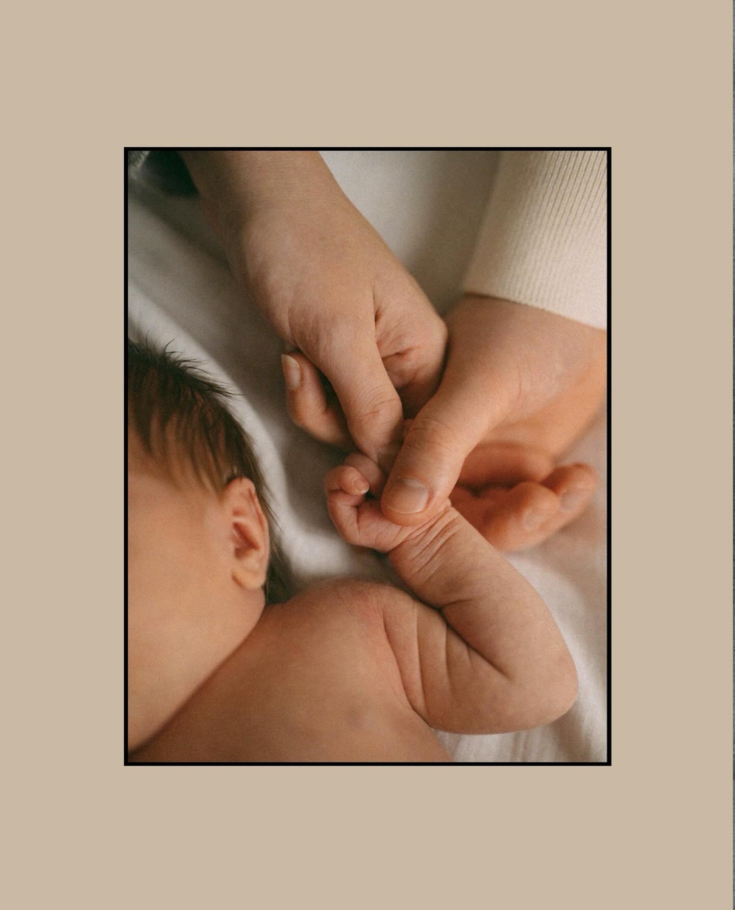 Multa on jonkin ajan sisällä kysytty myös vastasyntyneen kuvauksista ja tajusin, etten ole tästä erikseen maininnut täällä enkä verkkosivustollani. Tehdään siihen nyt muutos!
Dokumentaarinen perhekuvaus voidaan toteuttaa myös niin, että mukana on vastasyntynyt ja voidaan kuvauksessa keskittyä enemmän vauvaan mikäli se on toiveenne. 🫶🏼
Mikäli perhekuvauksessa on mukana vastasyntynyt, kuvaus toteutetaan aina kotona. Newborn-kuvaus koostuu ihan samoista asioista kuin perhekuvaus kanssani muutoinkin — kuvataan teidän elämää ja teidän ensihetkiä perheenä siellä, missä teidän elämä tapahtuu. 💛 En siis tee kapalointeja tai asettele vauvaa erilaisiin asentoihin, vaan kuvaan teidän välisiä luonnollisia hetkiä.
Toteutan perhekuvauksia sekä Salossa että Turussa. Pidemmällekin lähden jos saadaan aikataulut sopimaan. 🥰
#perhekuvausturku #perhekuvaussalo #perhekuvaajatsuomi #perhekuva #perhekuvauskotona #kotikuvaus #vastasyntyneenkuvauskotona #vastasyntyneenkuvausturku #vastasyntyneenkuvaussalo #newbornkuvaaja #newbornkuvausturku #newbornkuvauskotona