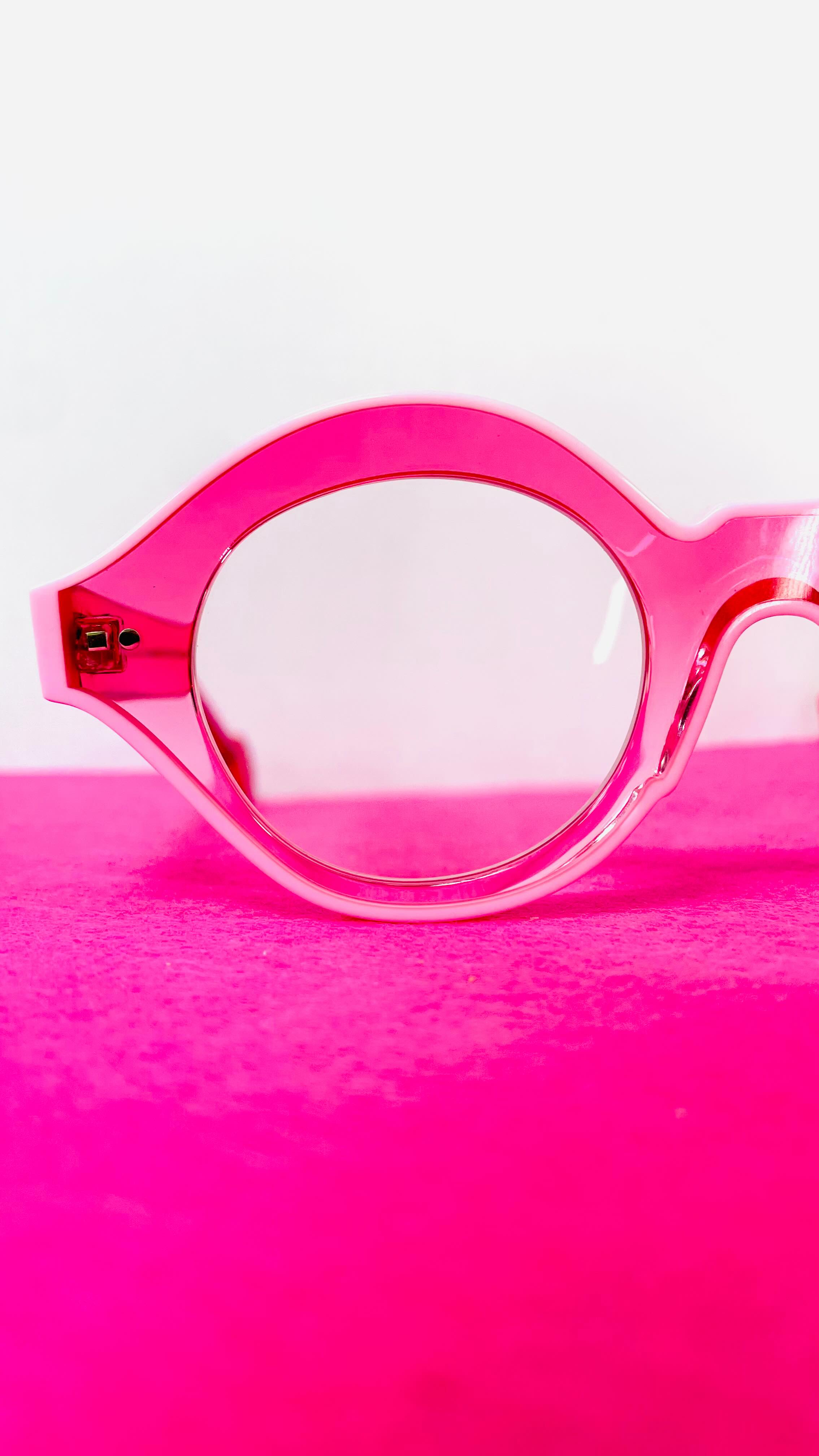 Une monture pétillante @sabinebe_officiel aux nuances roses, sublimée par le nouveau traitement @transitionslenses Rubis 🌸.
L’élégance du verre qui se révèle puis s’efface en transparence… un jeu de lumière qui attire tous les regards.
Ose la différence, laisse parler ton style et savoure chaque instant derrière des verres qui évoluent avec toi 💎💖.
#opetitmonocle #sabinebe #novacel #saintgaudens #comminges #hautegaronne #occitanie #madeinfrance #savoirfairefrancais #opticien #optique #lunetier #eyewearcommunity #mode #style