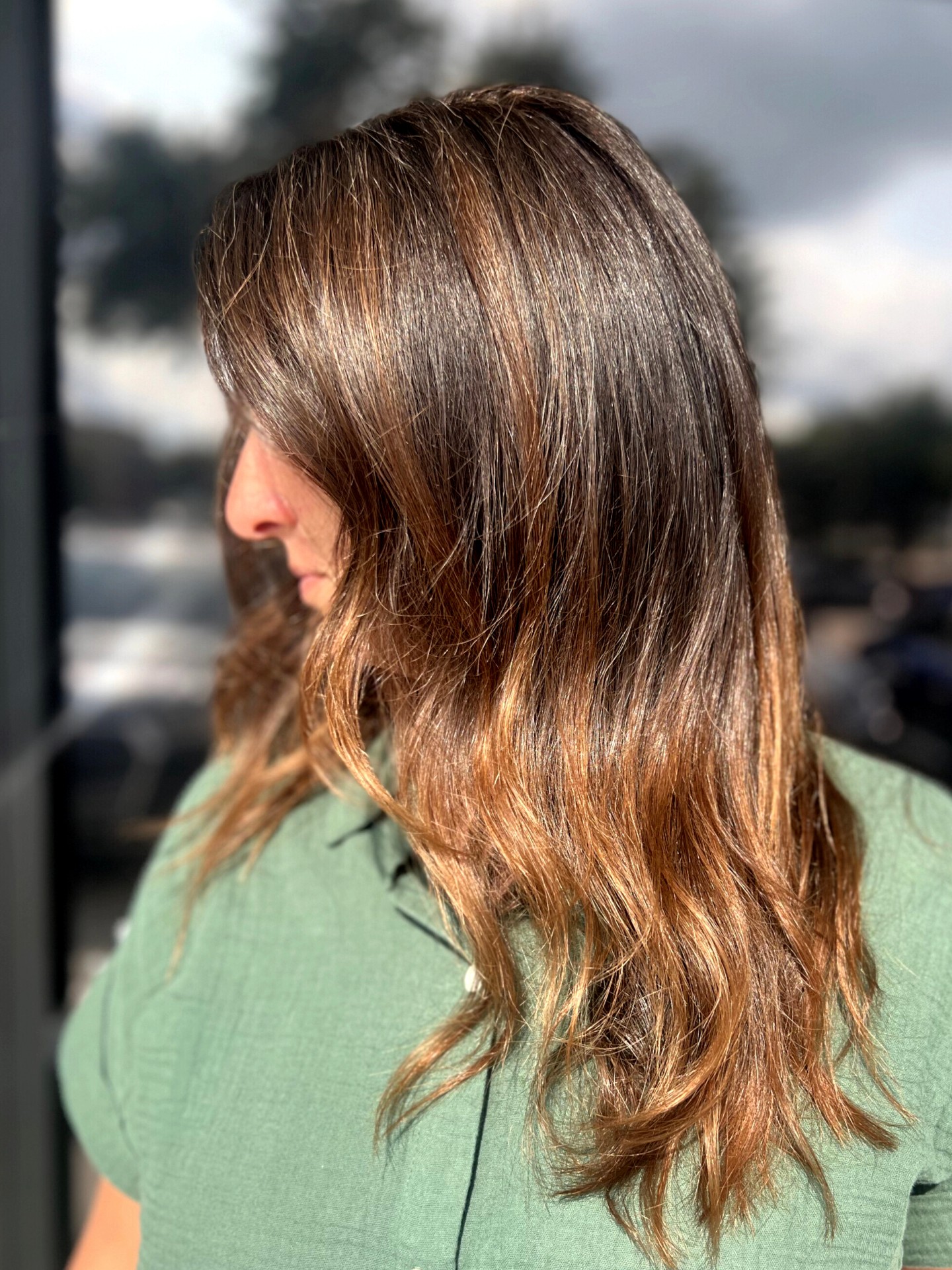 Pumpkin 🎃 Spice landed- and not just in your coffee!!
An easy way to SPICE up your hair for fall is to add a few foils of warmer, brighter color to your ends and just around your face. Why we 🧡 this technique:
🔸 Add pops of color/dimension with minimal effort or expense.
🔸 Fall changes are often about warming hair color up & this is a great option for customizing just HOW much warmth to add.
🔸 This technique is gorgeous for low maintenance with a very easy grow out!
What do you think? Are you ready for your fall hair?? Click the link in our bio if you’re ready for your fall makeover!
Hair by @hairgeniusamanda
.
.
.
.
.
#cypresshairstylist #houstonhairstylist #tomballhairstylist #solasalons #solasaloncypress #houstonbalayage #houstonbalayagespecialist #fallhair #pumpkinspice #psl