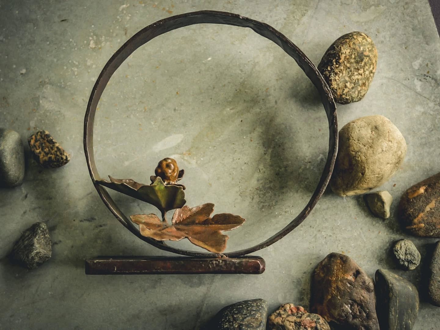 .
Vägrande strävan som rämnar,
Trädkronans skugga den lämnar
.
Titel av @mutexdeadlock
.
Hjortron och bladen är handformad plåt, svetsad på en järnring från en gammal vagn jag hittade utanför Storhäggsjö. Patinerad med utgången tatueringsfärg och rost.
.
#wabisabi #wabisabimaker #metalwork #metallkonst #steelwork #metalart #metalsculpture #hjortron #cloudberry