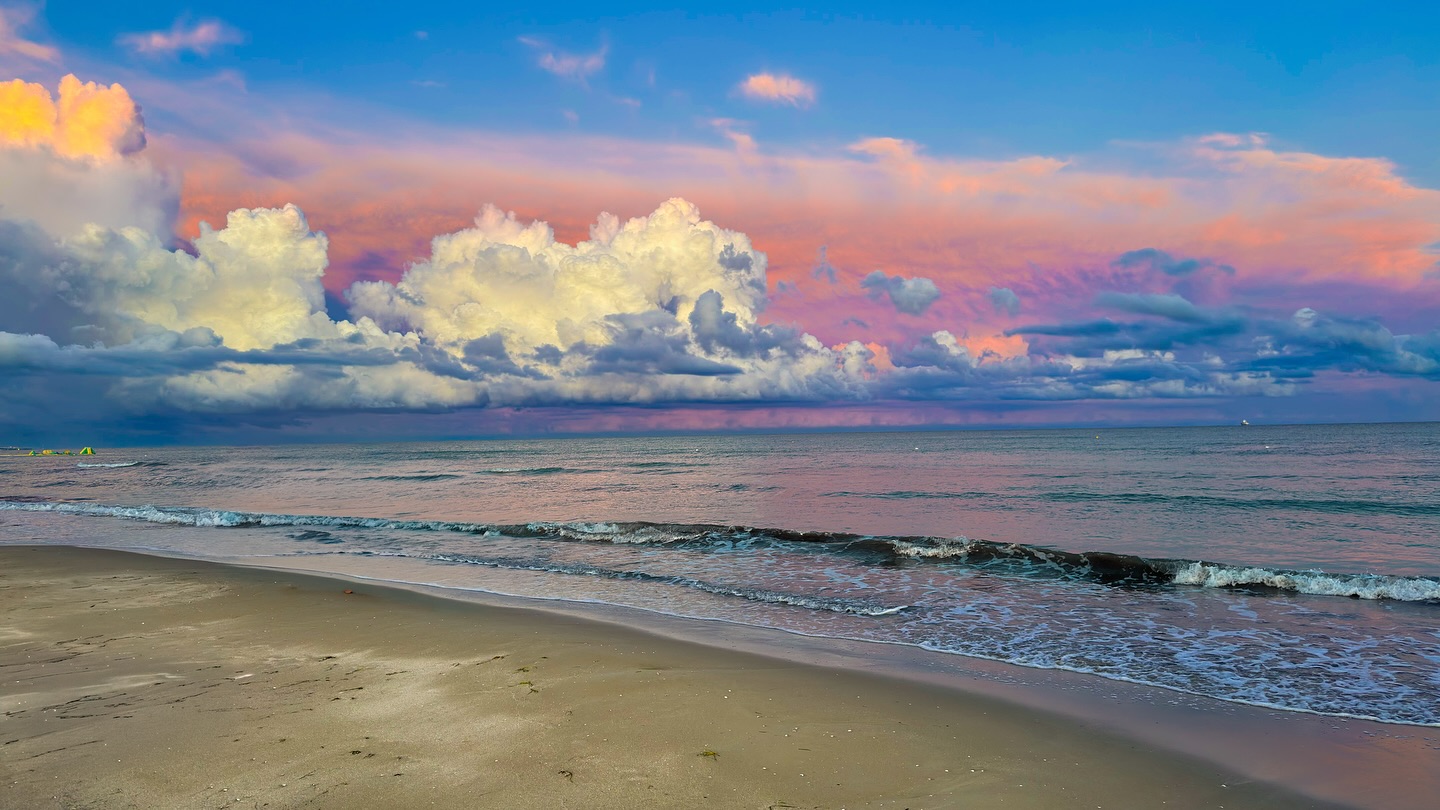 A different kind of sunset 😉 #sunsetlover
#stormysky
#beachvibes
#seascape
#cloudporn
#dramaticclouds
#sunsetphotography
#moodygrams
#stormyskies
#beachlife
#sunsetbeach
#skyporn
#oceanlover
#nature_perfection
#sunsetclouds
#beachsunset
#stormchaser
#seaview
#cloudscape
#sunsetmagic