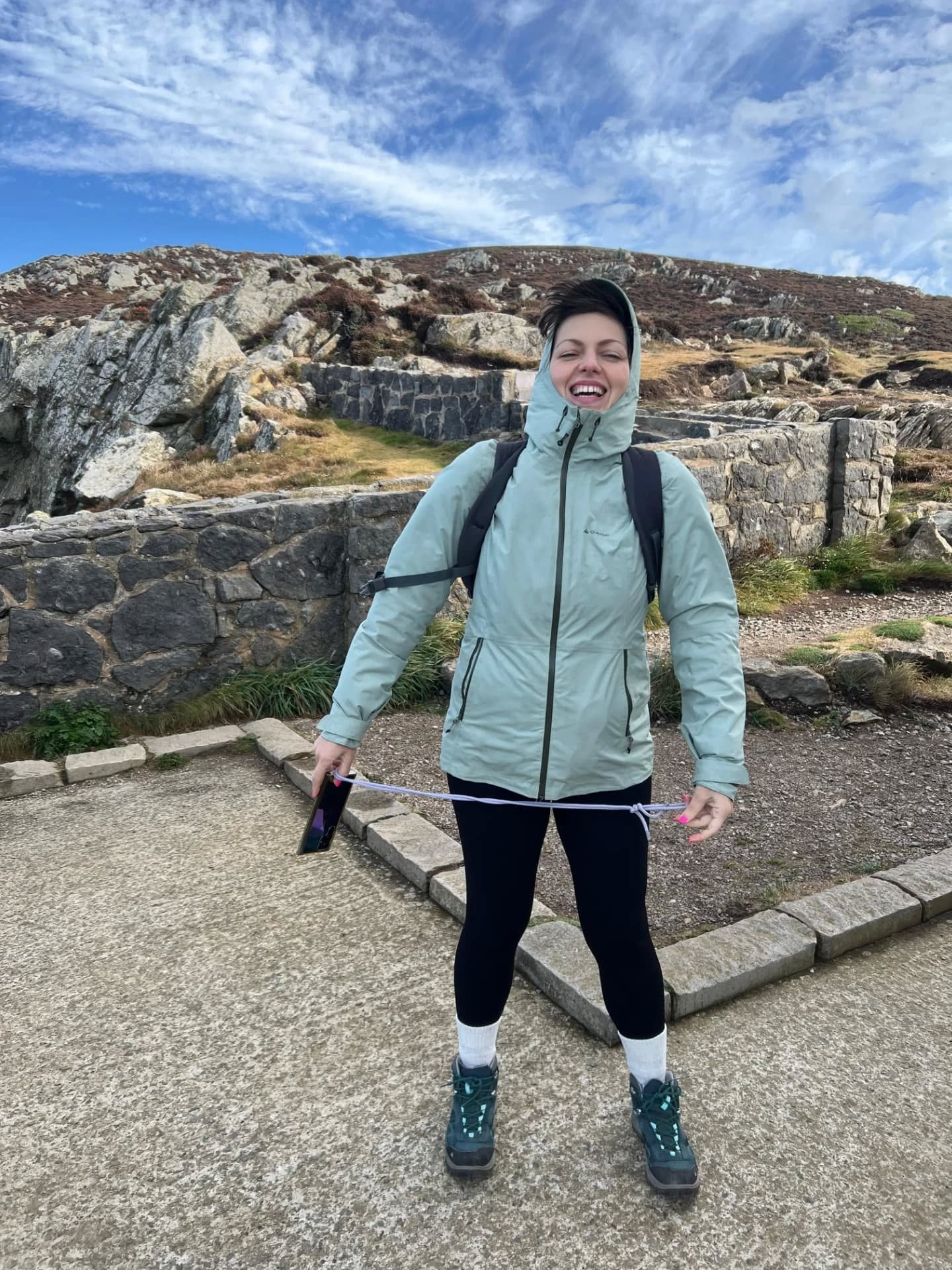 Ciao, estate. Sei stata rapida e sfuggente, acceleratissima, quando ti avrei desiderata più lenta e annoiata.
Ero pronta a salutarti - ma tu, imprevedibile, con un colpo di coda, hai deciso di bloccare il tempo, ora vuoi dilatarti e mi vuoi fermare.
La parola 'incrinatura' mi fa pensare all'increspatura delle onde, a quando il mare si arriccia, come la mia fronte corrucciata non appena provo a muovermi.
Mi fa pensare alle crepe irregolari comparse sui piatti che uso per mangiare, quelli che erano di mia nonna. Passo col dito sulle linee sporgenti delle mie costole. Increspate, ma resistenti, per fortuna ancora utili.
Le spaccature degli oggetti si incollano e forse anche quelle del corpo - è il tempo che le fissa come se gli attimi fossero gocce d'oro colato.
Ma per far sì che funzioni, bisogna imparare a restare immobili. È restare la parte più difficile, quella radice elevata a potenza di 'to rest' - che è riposare.
E così, lascio che il tempo scorra, lo osservo scivolare, con pazienza, mantenendo la mia distanza di sicurezza. Sperando che penetri sotto la pelle, fin dentro le ossa, fino a tornare.
Come prima; meglio di prima: saldata.
○
Le mie lezioni torneranno il 9 settembre, in forma molto lenta e meditativa. Ricominciamo, rispettando i tempi interni, allentando quelli esterni.
♡