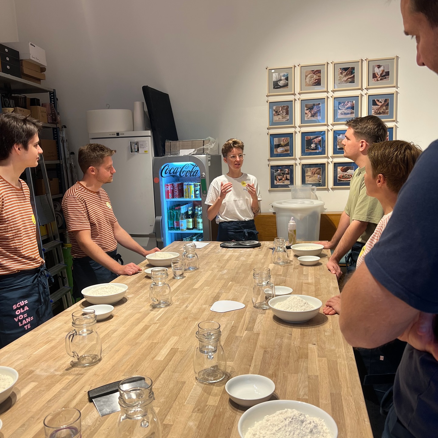 You’d be surprised how much theory goes into making the perfect Neapolitan pizza 🍕✨ At our workshop, we break it all down – from picking the best ingredients to hydration secrets and finally baking that fluffy crust. Learn it all, eat it all.
#scuolavolante #pizzaworkshop #neapolitanpizza #pizzanapoletana #pizzatime #pizzalovers #vienna #foodieexperience #italianvibes #handsonpizza #homemadepizza #pizzamoments #fromnapleswithlove #pizzavibes