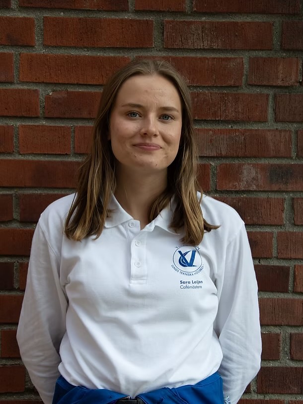 Cafémästare Sara Leijon
Hej! Jag heter Sara och är Cafémästare här på V-sektionen. Det innebär att jag, tillsammans med mitt fantastiska utskott Cafémästeriet, ansvarar för vårt alldeles egna V-café. Vi ser till att caféet hålls öppet med snacks, mat och kaffe till ett studentvänligt pris.
Alla studenter är välkommna att bidra verksamheten genom att jobba pass i caféet. Anmälan görs via sektionens hemsida och allt som krävs är ett glatt humör. Som tack får du gratis kaffe, mat och inbjudan till en otrolig tackfest.
Vi ses i caféet!
-Vilken är din favorit-Vincent?
Vincent som dricker kaffe i caféet.