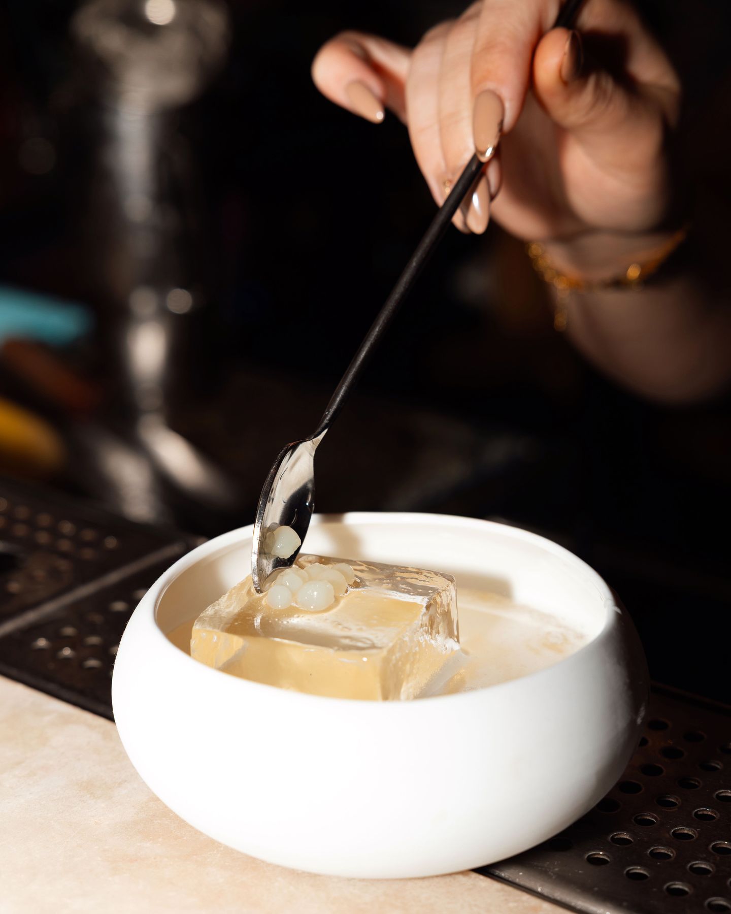 ACID RUSH - Gin Tanqueray, Cordial de pamplemousse et poivre long, citron vert, Amaro Montenegro.
📸 @desprezmarie.studio