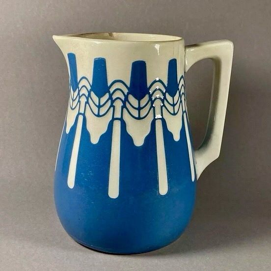 Für mich fast die schönste Gebrauchskeramik des deutschen Jugendstils: die Kannen und Geschirre von Villeroy & Boch Dresden in Schablonentechnik, erkennbar an der Hermes-Marke. Ob Kakaokanne, Vase oder Speiseservice – Formen und Farben sind so stilistisch klar wie faszinierend.
Die Dresdner Manufaktur wurde 1856 gegründet und profitierte von der Nähe zu den Tonvorkommen in Meißen sowie der Elbe als Handelsweg. Neben Fliesen und Kachelöfen entstanden dort wahre Jugendstil-Ikonen – besonders die Vasen und Service in Schablonentechnik.
Wer tiefer in die spannende Firmengeschichte eintauchen möchte, findet hier viele Hintergründe: 👉 geschichte-der-fliese.de
Dieses Stück finden Sie in meinem Olineshop – oder schreiben Sie mir gerne direkt eine DM.
#Jugendstil #VilleroyBoch #Keramik #Dresden #Designgeschichte #Antiquitäten #ArtNouveau #Steingut #InteriorInspiration #Kunsthandwerk #Geschichte #Dekor #VintageKeramik #Sammlerstück #HistorischesDesign #Kunstgewerbe #InteriorDesign #Keramikliebe #antikdesign