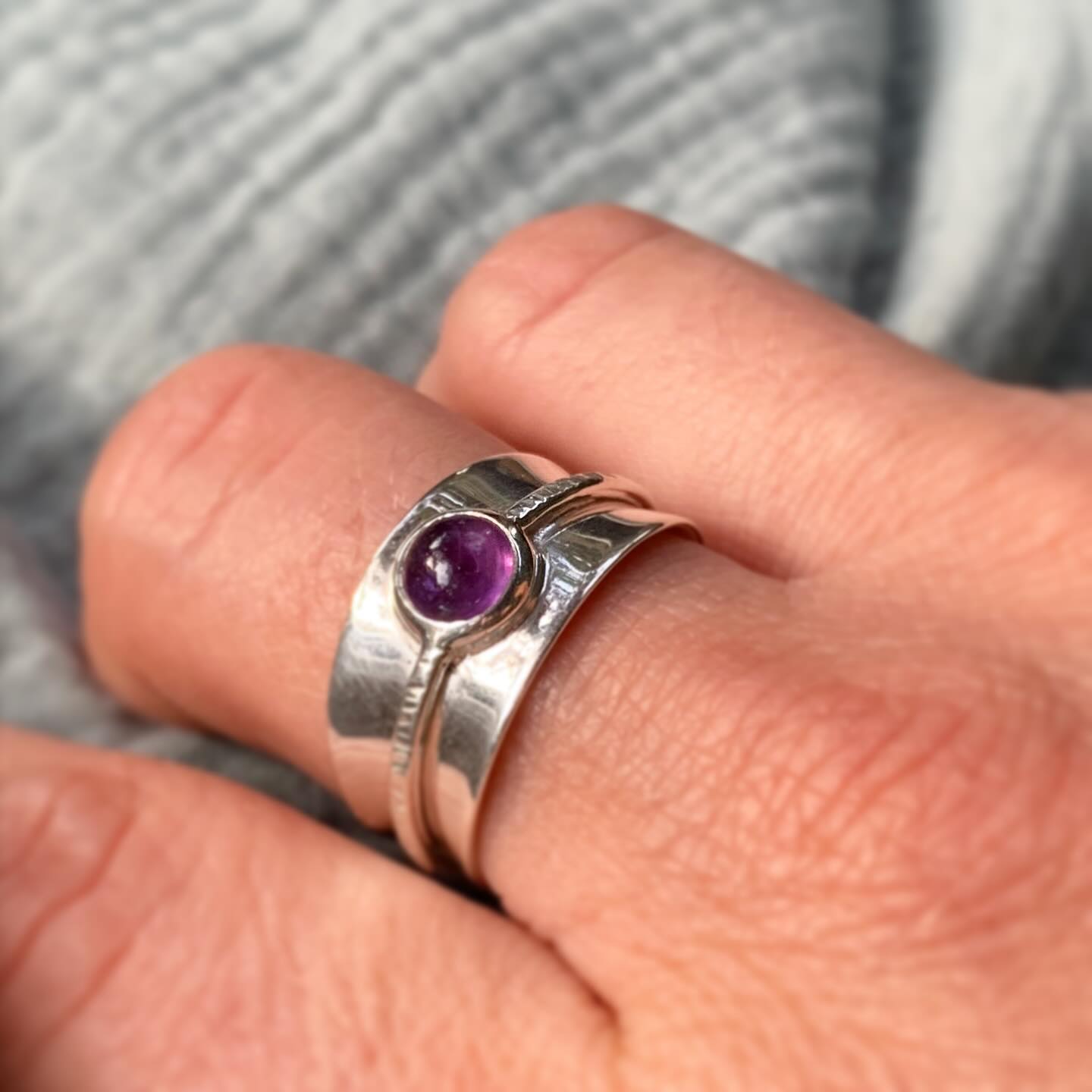 Les bagues Héphaïstos ont eu un grand succès cet été ! Je vais en faire en plusieurs déclinaisons à la rentrée avec plus de textures différentes et avec d’autres pierres fines ✨ je vais en faire aussi pour les hommes qui étaient déjà pas mal intéressés mais avec des textures plus brutes 😉 je pense aussi à vous à la rentrée et je réfléchis à des pièces pour les hommes !
#bijoucreateur #bijouxargent #loireatlantique #bague #labaule #artisanat #presquileguerandaise