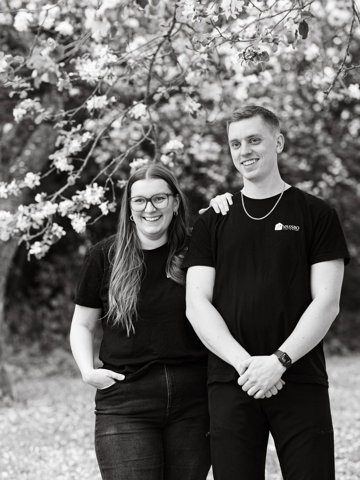 3 ÅR 🥂
I tre hela år har vi drivit det här stället. Syster och bror, med en massa idéer och planer, tar vi oss sakta men säkert framåt. Att driva eget när livet händer runtomkring är inte alltid enkelt, men OJ så kul det är ändå! 🎉
Vi har en massa kul planerat framöver så håll utkik!!
TACK till alla som ställer upp för oss och hejar på! Utan er, inget oss 🫶🏼
📷 @mgcreativephotography
.
.
.
#vassbologiochevent #vassbovandrarhem #magasinetvassbo #vassbohostel #stfturist #visitdalarnasweden #bröllopidalarna #konferensidalarna #dalabröllop #bröllopsweekend #egenföretagare