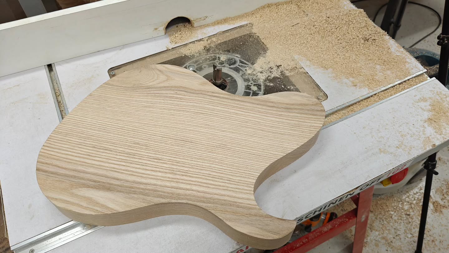Progress on the Daedalus baritone long boi for @latehonkola is going well.
The body shape and neck taper got routed and all is prepared for tons of routing to come.
#ipguitars #luthier #baritone #baritoneguitar #guitarbuilder #guitarbuilding #customguitar #guitars #woodworking