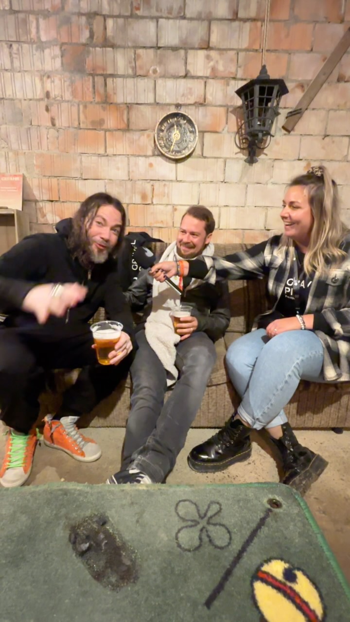 🎤🔥 Remo & Sandro von @graywolfrocks sind seit der ersten Sekunde vom #gpf2025 geflasht!
Trotz 🩼 haben sie die Gravel Stage gerockt 🎸🎶! Sie sprechen über ihre nächsten Gigs in England & Belgien, wie man 2 Bands managt & verraten, wo was beim Gravel Pit Festival im 2026 besser laufen könnte💡🚽
#gpf2025 #interview #gravelpit #rock #festival #gravelpitfestival 🎤 @muri_belle