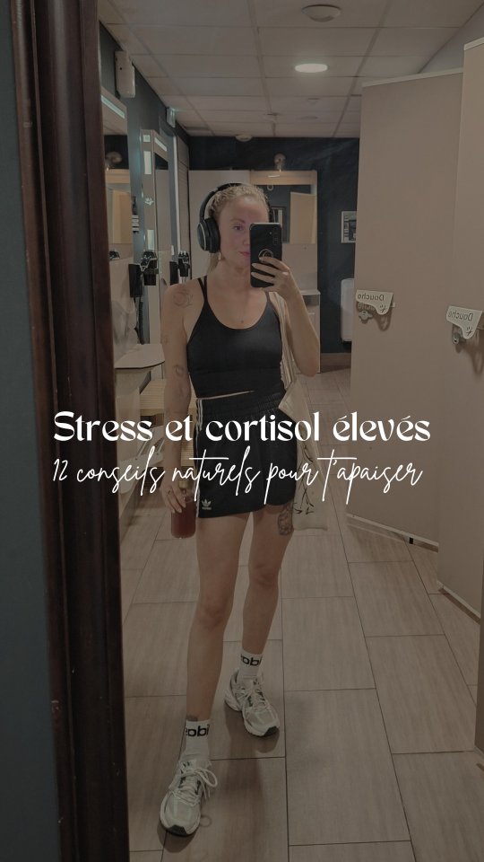 Si tu te reconnais dans cette description, il est fort probable que tu sois coincée en mode "combat ou fuite", c'est à dire en phase de résistance au stress. Si tu ignores ces signaux, l'étape suivante, c'est l'épuisement : ton corps devient résistant au cortisol et ne parvient plus à gérer le moindre stress. Ton immunité chute, ton énergie est au plus bas, et tes hormones sont à plat.
➰️ 12 conseils pour équilibrer ton cortisol et diminuer ton stress :
• Prendre un petit-déjeuner protéiné (min. 20-25 g de protéines)
• Éviter les sauts de repas et le jeûne intermittent (max 12-13h de jeûne la nuit)
• T'exposer un maximum à la lumière extérieure la journée + lumière rouge / proche infrarouge le soir avant le coucher
• Éviter les écrans 1h avant le coucher, et au réveil
• Te supplémenter en magnésium (300-400 mg/j)
• Prendre un complexe de vitamines B sous forme actives
• Te supplémenter en vitamine C ou augmenter tes apports alimentaires ++
• Te supplémenter en L-Théanine 🍵
• Augmenter tes apports en Oméga 3 EPA + DHA (sardines, maquereaux, anchois..)
• Soutenir ta progestérone en phase post-ovulatoire (anxiolytique naturel)
• Éviter les sports intenses ou cardio, privilégier le mouvement doux et la marche
• Le plus important : le REPOS. Ralentir le rythme, dormir >8h/nuit, accepter de ne pas être productive 7j/7, accepter le calme et l'ennui, aller marcher régulièrement dans la nature (sans podcast dans les oreilles pour occuper son esprit).. Vivre pleinement le moment présent 🤍