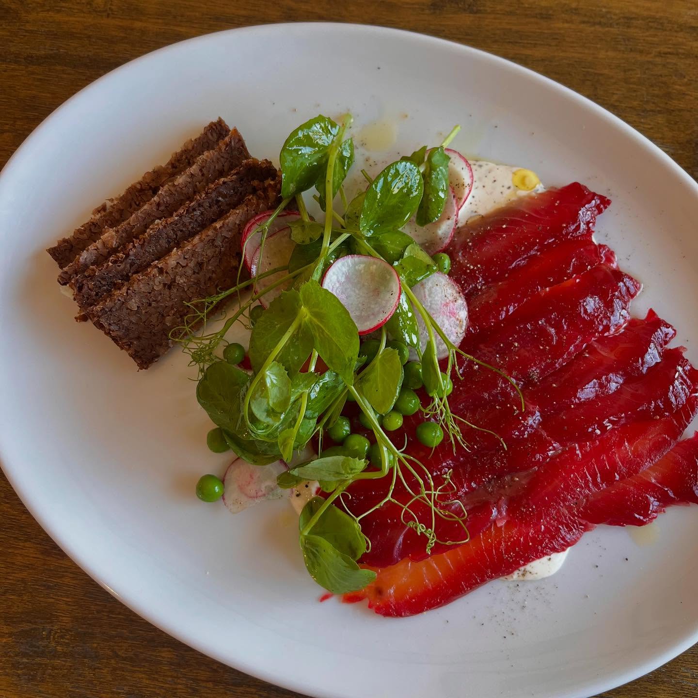 A little slice of spring on a plate 🌸
Beetroot & Tilba Rhubarb Gin Cured Salmon, with horseradish cream, fresh pea & radish salad, and pumpernickel bread.
Best enjoyed with a Tilba Distilling Co Rhubarb Gin & Tonic.