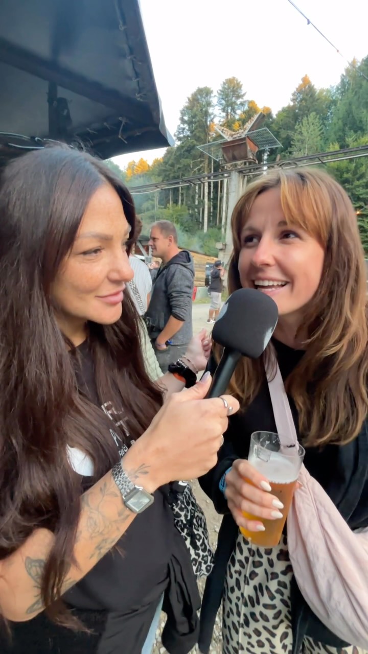 🎤 Mümü hat sich letztes Jahr zägg bängg ins Gravel Pit verliebt 🤩. Warum? Die Liebe zum Detail macht's aus 🙏🏼🖤. Heute ist sie speziell wegen @graywolfrocks hier - wir freuen uns🥳
#gravelpit #rock #festival #gravelpitfestival 🎤 @la_la__lea