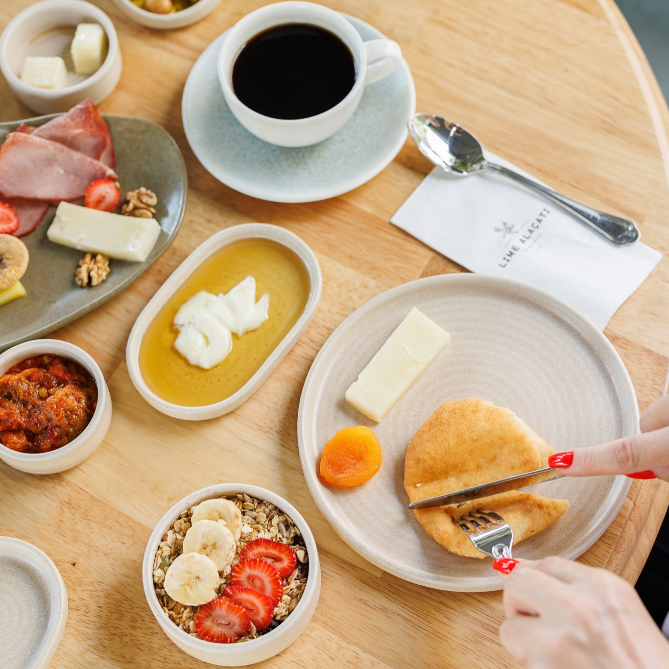 Pişinin mutlulukla bir ilgisi olmalı 🤹🏻
📍Alaçatı • Lime Serpme