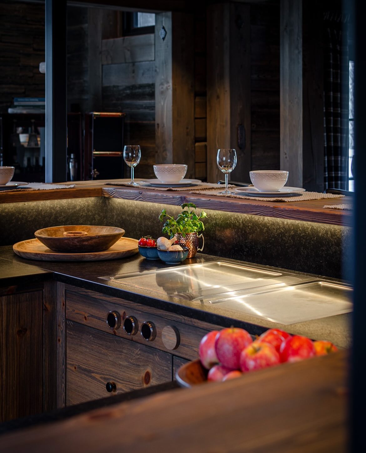 Detaljer fra kjøkken laget av @ostrekultur i røff stil. Den vakre strukturen i malmfuruen forsterkes ved hjelp av pigmentert Dekorvoks i fargen 3129 Kongle fra @osmonorge. Hardvoksolje og Dekorvoks er basert på naturlige planteoljer og vokser fra naturen, og gir en diffusjonsåpen og beskyttende overflate.
Detaljer å legge merke til:
🤎 Benkeplate i sort silkebørstet granitt, levert av @stendesign_as
🤎 2 planlimte TeppanYaki levert av @bora_scandinavia med benkeventilator
🤎 Bardisk-løsning med innfelt LED-lys
#osmonorge #hardvoksolje #dekorvoks #3129kongle #osmo3129 #kjøkken #hyttekjøkken #kjøkkeninspirasjon #hytteliv #hytteinspirasjon #laftehytte