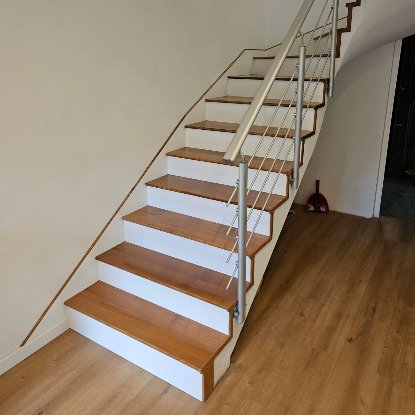 Encore un superbe escalier sortis de notre atelier !
#artisanatfrancais #autoentrepreneur #lafabricdard #wood #woodworking #escalierbois