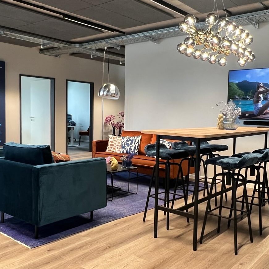 Welcome Area Vibes
Hier trifft modernes Design auf Wohlfühl-Atmosphäre – der perfekte Ort für Meetings, Pausen & kreative Ideen. 💡☕️
#WelcomeArea #OfficeVibes #WorkSpace #OfficeGoals #WorkLife #ModernOffice #OfficeDesign #TeamSpirit #WorkplaceInspiration #FeelGoodWork #OfficeStyle #CoworkingVibes #WorkSmart #BüroAlltag #InteriorDesign #WorkplaceWellbeing #OfficeInspo #OfficeCommunity #WorkLove #businessvibes