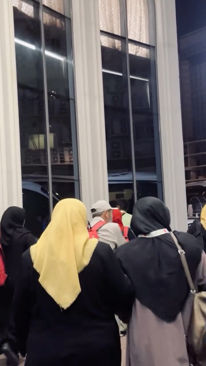 Umre yolculuğumuzda Nur Dağı’nda hissettiklerimizi kelimelere dökmek zor…
Her adımda kalbimiz hafifledi, her dua umut oldu.
İşte o anlardan bir kesit…
#mekke #medine #umre #dua #umrerehberi #kesfet #keşfetteyiz #fyp #saygı #hac #umrah #madina #makkah