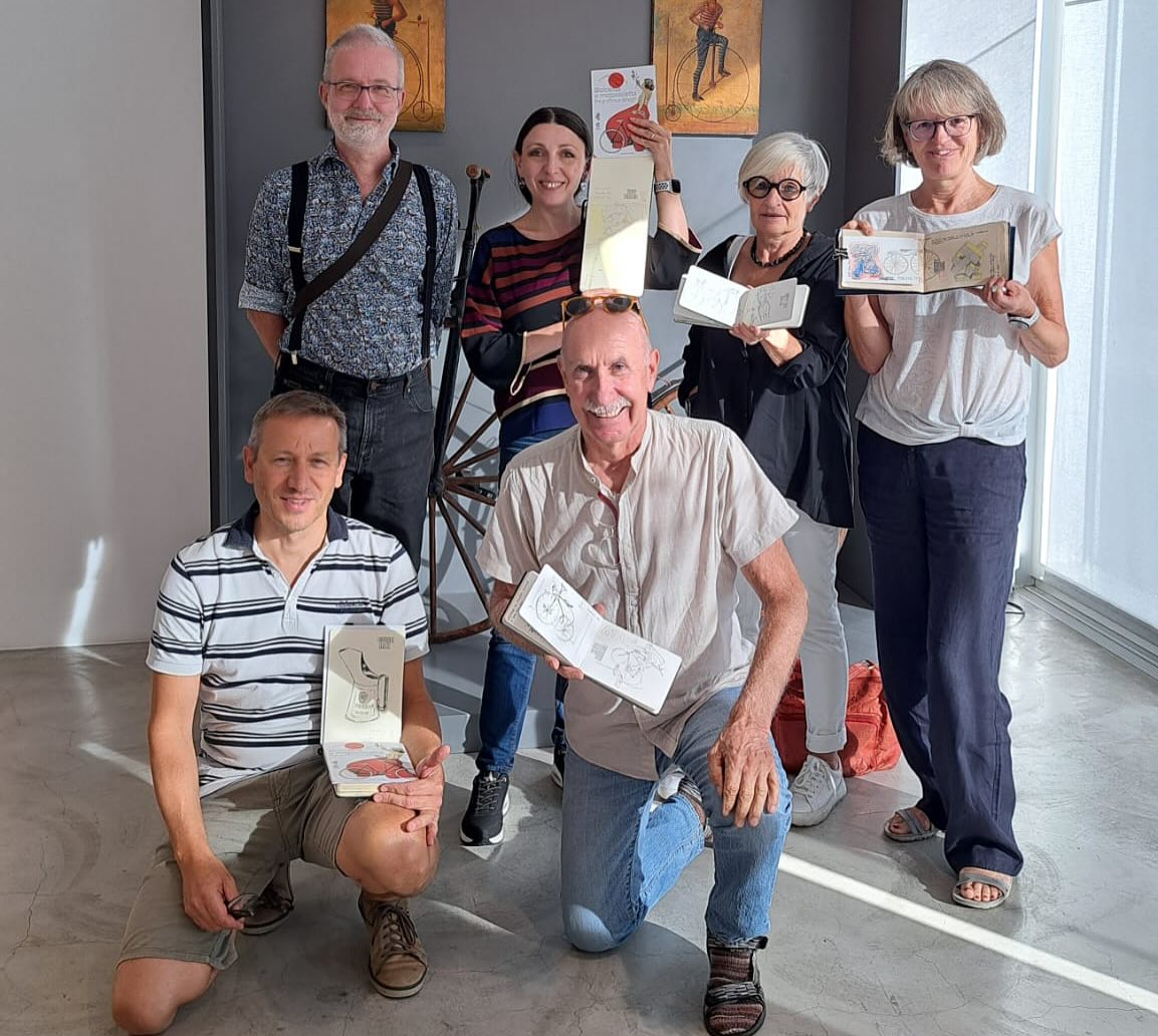 🏍️🎨 Un viaggio tra grafica, design e due ruote – m.a.x. museo Chiasso
Sabato 30 agosto alcuni di noi hanno piacevolmente partecipato all’arricchente momento culturale legato alla mostra “Bicicletta e motocicletta fra grafica e design”.
Ad accoglierci all’esterno del museo il “bosco di manifesti” schizzi, disegni e rendering di motociclette, firmati dal designer di fama internazionale Rodolfo Frascoli.
La presentazione della mostra curata e declinata per la tipologia dei presenti dalla Dr.ssa Nicoletta Ossanna Cavadini, Direttrice del museo, ci ha coinvolto in un bellissimo viaggio attraverso un periodo storicamente importante non solo per i mezzi di trasporto a due ruote ma per le valenze sociali e culturali della seconda metà dell’Ottocento e dei primi del
Novecento, con i cambiamenti che ancora oggi condizionano il nostro modo di vivere e di viaggiare.
Oltre agli oggetti molto particolari presenti nelle diverse sale, i manifesti alcuni di grandi dimensionie e la grafica di rara bellezza, ci ha lasciato basiti, sorpresi e nel contempo affascinati.
A seguito della presentazione colmi di emozioni e di stimoli, abbiamo cercato di esprimere su carta la bellezza degli oggetti e dei manifesti presenti in mostra.
📸 Scorri per qualche immagine dell’esperienza!
#UrbanSketchersTicino #USTi #MaxMuseoChiasso #SketchAndDesign #GraficaEDesign #DisegnoDalVero #BiciclettaEMotocicletta #SketchingCommunity #MostraDesign #ArteInTicino #TaccuinoDiViaggio #CulturaEDisegno