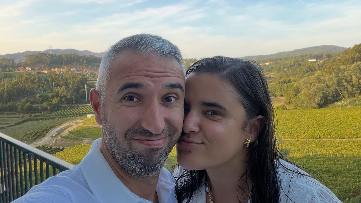 10 anos a viver juntos 🤩 que é como quem diz: 10 anos a baixar a tampa da sanita, a arrumar os meus chinelos e a acender-me a luz logo ao acordar 🤷♂️