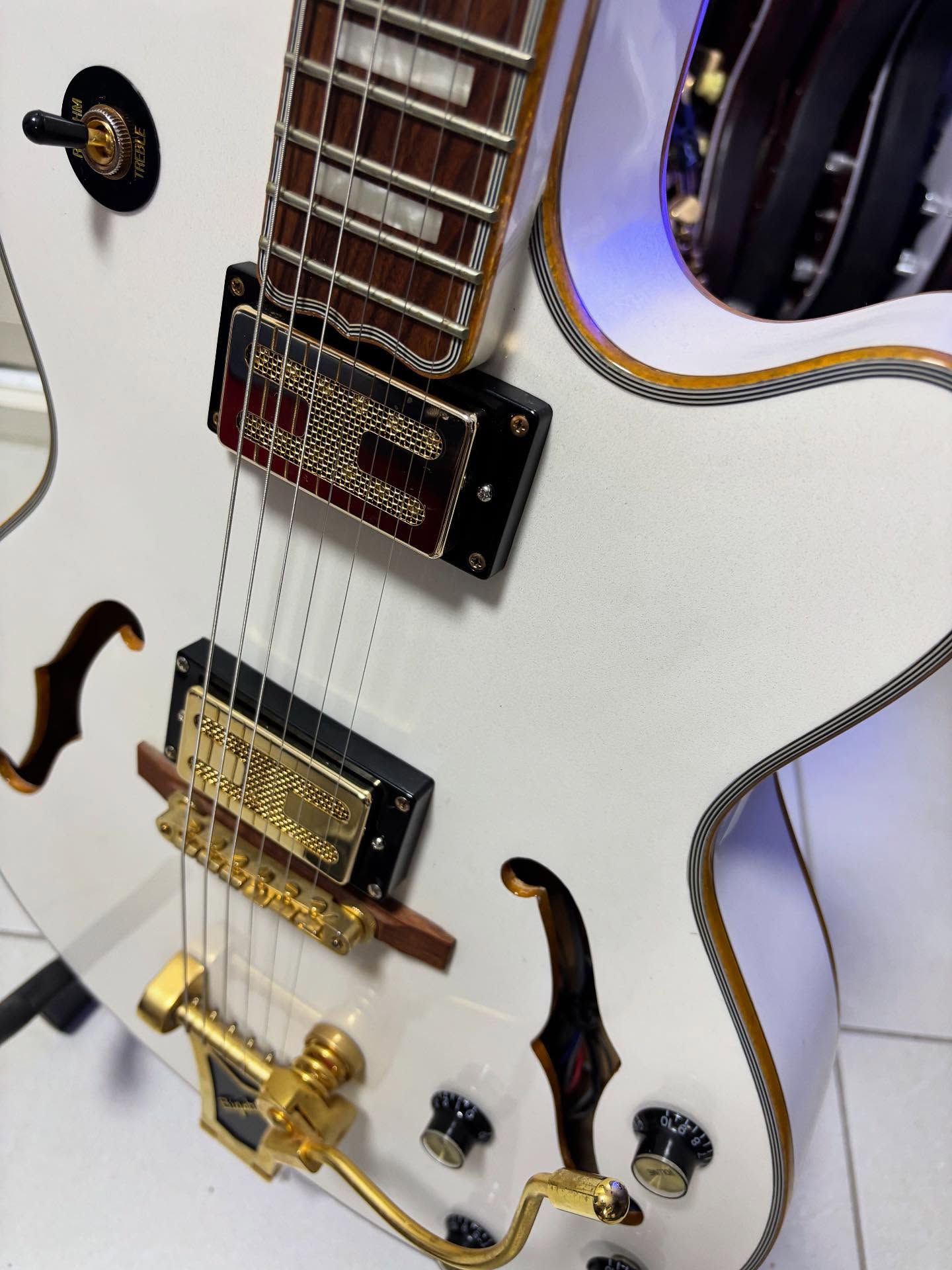 New humbuckers set for Epiphone swingster royale