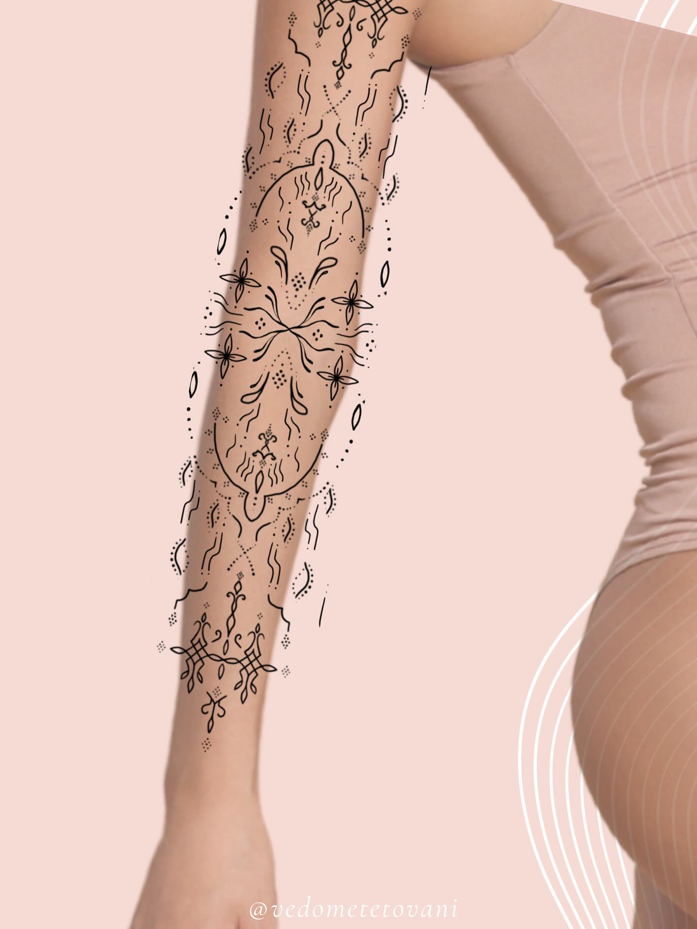 🔥wanna do concept🔥
Tento nádherný návrh nese v sobě poselství vnitřní harmonie a posvátné geometrie. Jeho symetrické vzory připomínají mandalu - symbol celistvosti a kosmického řádu. Jemné linie a propletené motivy vytvářejí dojem tkaného ornamentu, který spojuje různé dimenze existence.
Tematicky návrh zachycuje koncept "Posvátné architektury duše" - struktury, podle které se naše vnitřní krajina formuje a rozvíjí. Rostlinné prvky symbolizují růst a transformaci, zatímco geometrické vzory představují stabilitu a řád. Jejich propojení vytváří mapu pro nalezení rovnováhy mezi strukturou a volným plynutím.
Tento symbol může sloužit jako kotva pro člověka procházejícího životní transformací, kde potřebuje najít nový řád, aniž by ztratil spojení s organickým plynutím života. Je to vzor, který připomíná, že i v chaosu existuje skrytý řád a že každá struktura potřebuje prostor pro růst a proměnu.
Zarezonoval s Tebou motiv?
Ozvi se mi 📩
#vedometetovani #tattoo