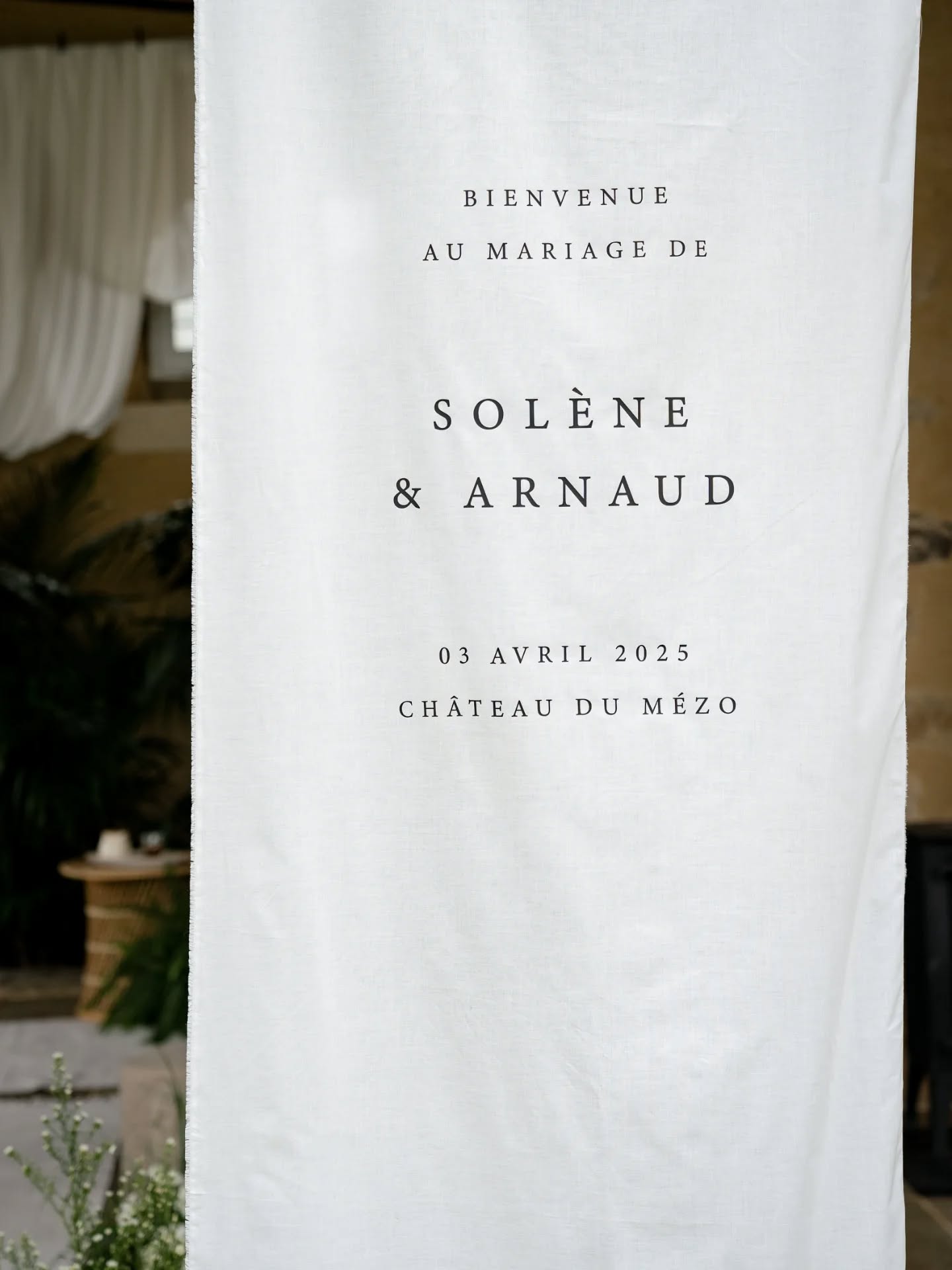 Sobre, naturel, élégant, délicat, poétique... Ma couleur favorite, le vert ❤️ Ici joué en contraste avec le blanc pour créer une ambiance lumineuse et apaisante.
.
.
Direction artistique : Marie Jousse / Faustine Bouyer / Sophie Masiewicz
Lieu de réception @domainelemezo - @mezo_weddings
Photographe @sophiemasiewicz
Art floral @foliedouce_flower
Design @obonheurdesdames
Wedding planner @quatresaisonsmariage
Location mobilier & déco @obonheurdesdames & @agence.parade
Papeterie @marionpapiermachine
Les mariés : Solène et Arnaud
.
.
#inspirationmariage #papeteriemariage #weddingdesign #mariage2026 #panneaubienvenue #fairepartmariage #decorationmariage #weddingstationery