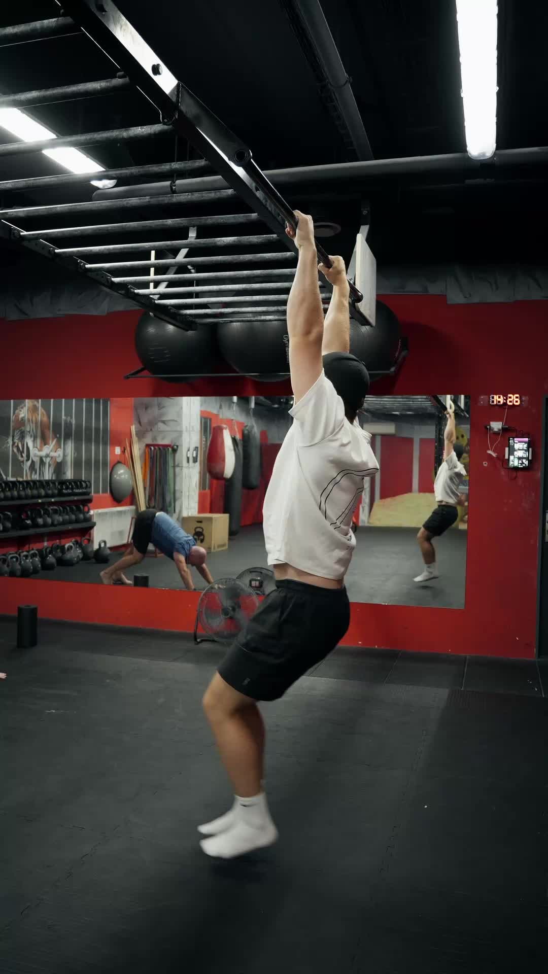 One of the most common mistakes in Toes to Bar… Overarching the lower back makes the core switch off, movement loses control. Keep your core engaged, ribs tucked in and move as one solid piece. Mastering this technique will not only make your reps cleaner, but also protect your lower back. In this case, quality over quantity really pays off!