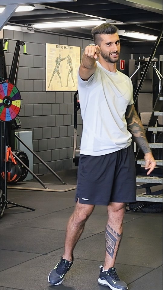 Zoek jij een Personal Trainer met focus op kwaliteit van beweging en personleijke aandacht?
Geen standaard workouts, maar slimme training die jouw lichaam leert bewegen zoals het hoort. Bij mij draait het om techniek, bewustwording en duurzame progressie.
Met jaren ervaring in functionele training help ik je niet alleen sterker worden, maar vooral beter bewegen — zonder poespas, mét resultaat.
✅ Specialist in high quality movement
✅ Persoonlijke coaching op maat
✅ Focus op kracht, mobiliteit & blessurepreventie
✅ Train bewust, efficiënt en doelgericht
📍 Locatie: Original Physic – Amsterdam Noord
🌐 Meer info & kennismaken:
👉 www.kebkokabakibi.com - www.originalphysic.nl
Klaar om de kwaliteit van jouw beweging te upgraden? Let’s work. 🔥
#KEBKO #MeetTheTrainer #HighQualityMovement #FunctioneleTraining #PersonalTrainingAmsterdam #OriginalPhysic #KrachtEnControle #TrainMetVisie #AmsterdamNoord #BewustBewegen #movementismedicine #longevity #functionalfitness