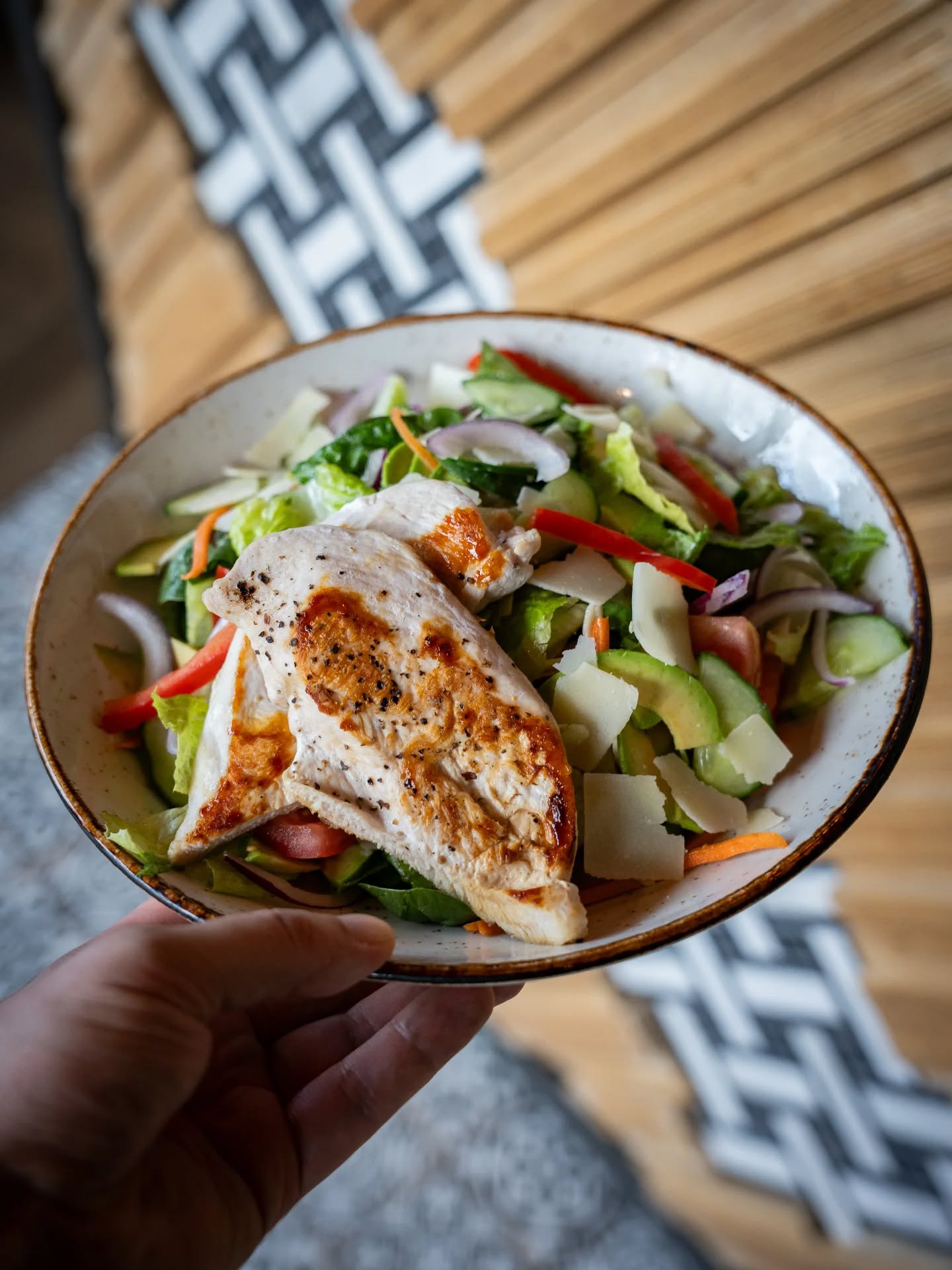 Start your week on a healthy note — avo & chicken salad never disappoints 🙌🥑
#caponesgalway #galway #salad #eathealthyfood❤️