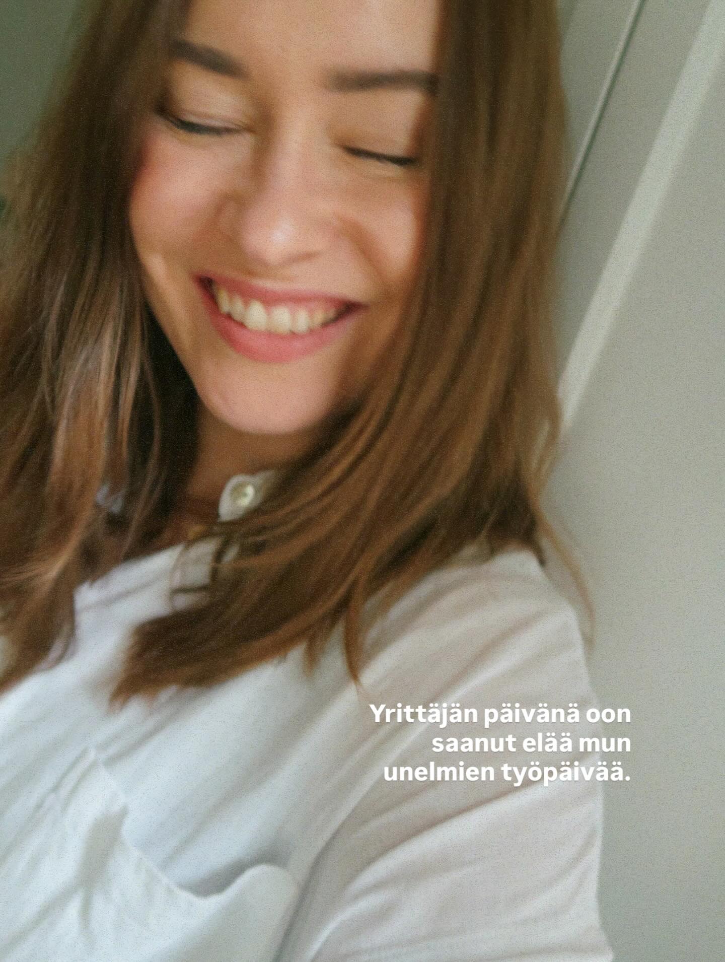 Tänään yrittäjän päivänä yrittäjyys tuntuu tosi hyvältä ja vietän ensimmäistä kertaa tätä päivää täyspäiväisenä yrittäjänä.
Mä tykkään haastaa itseäni, kehittää itseäni ja pistää itseäni vähän likoon. Tykkään siitä miten saan joka päivä ideoida milloin mitäkin ja tavallaan on ihan rajattomasti mahdollisuuksia myös toteuttaa niitä villimpiäkin ideoita.
Eikä tää tietystikään mikään helppo polku ole. On koko ajan kestettävä erilaisista syistä stressiä ja on vastuu niin monesta asiasta yksin. Koko ajan päässä pyörii miten kehittää itseä ja viedä omaa osaamista eteenpäin. Mistä saada asiakkaita. Ja on pakko sietää epävarmuutta, joka on tällaiselle kauriille aina aika ajoin todella haastavaa. Pitää olla ratkaisemassa monenlaisia pulmia matkan varrella ja monesti niiden kanssa on valitettavasti tosi yksin.
Mutta kaikesta huolimatta tää antaa niin paljon ja just nyt tänään en vaihtaisi tätä mihinkään. Oon tänään viettänyt mun unelmien työpäivää editoiden ja tehden SEO-työtä upeille asiakkaille. Tää päivä on oikeastaan just sellainen, jota voisin kutsua mun unelmien työpäiväksi. 🤌🏻🍀
Hyvää yrittäjän päivää yrittäjät! (voisko ton terminkin vaihtaa johonkin kannustavampaan, miten ois onnistuja?)
#yrittäjyys #yrittäjänarki #yrittäjänpäivä #yrittäjänpäivä #naisyrittäjät #valokuvaajanaiset #seoosaaja