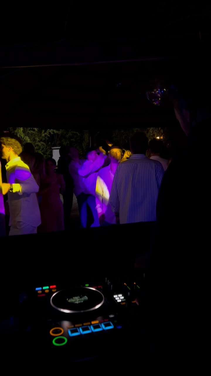 Don’t you love a smooth transition? 😎🪩🕺L&E wedding at the always amazing @moinhodoalamo #weddingdj #eventdj #destinationwedding #destinationweddingdj #diogoferreiradj #dancefloor #weddingsinportugal #weddingvenue #weddingdjs #destinationweddinginportugal #amazingvenues #partypeoplelife #housemusiclovers #housemusiclovers #housemusicdj #90s #mixing #smoothtransitions #pioneerdj #visitportugal #visitalentejo
