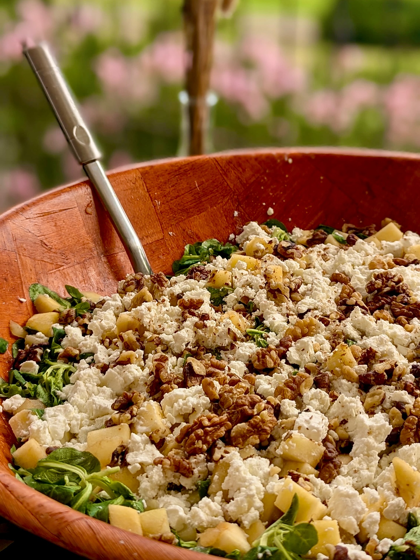 Fraîcheur & gourmandise en toute simplicité 🥗✨
Pour un brunch de mariage, notre bar à salades mettait à l’honneur une création qui fait l’unanimité : la salade sudiste.
👉 Poire fondante, croquant des noix, douceur salée de la feta… le tout relevé par une touche de fraîcheur méditerranéenne.
#salade #brunch #traiteur #montpellier