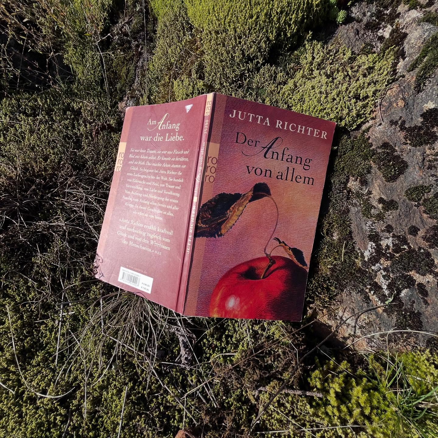 Was für ein Buch! 📖💫
Tränen sind geflossen … und doch wage ich kaum weiterzulesen.
Weil ich zu glauben weiss: es chunnd nid gööt!
#lesen #buchliebe #berührt #erzählgottesdienst #kirchewichtrach #esChunndNidGööt