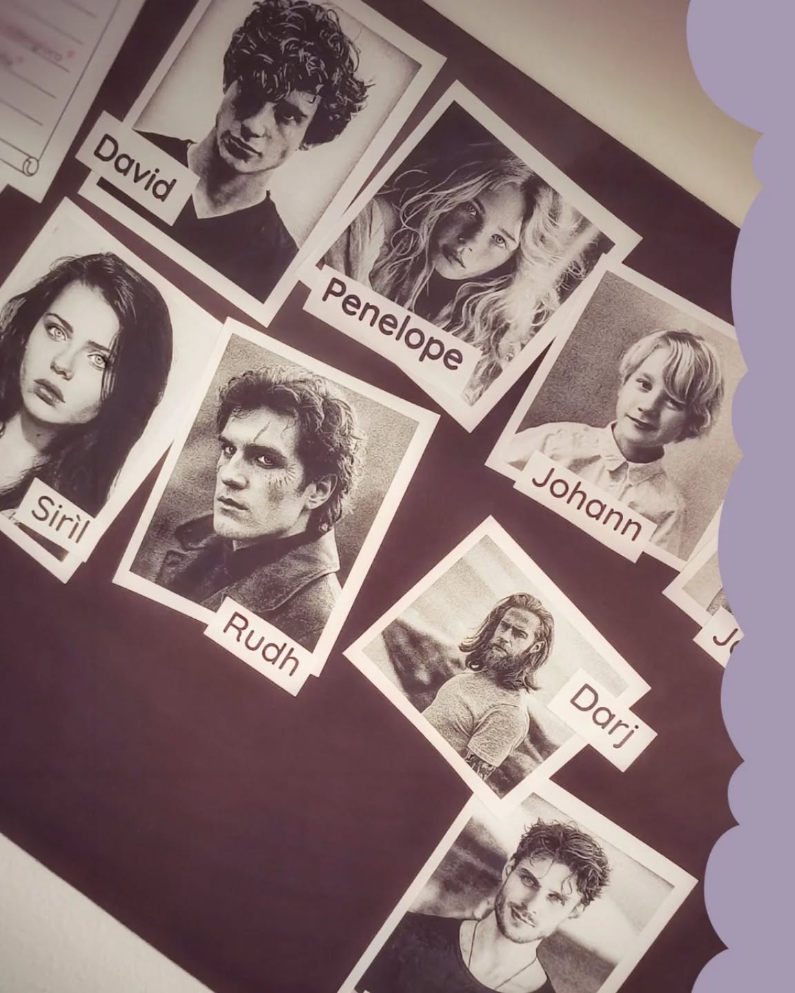 Mi sono creata una tavola d'ispirazione per i personaggi di @lamappapershiajlasaga , nella speranza che avendoli sempre davanti agli occhi mi possano convincere a lavorare a "La mappa per Shiajla: Volume II".
Per chi non conoscesse la storia, vi presento brevemente i personaggi principali:
✒️DAVID
Protagonista indiscusso del primo volume, David è un ragazzo di 17 anni, cresciuto in un orfanotrofio del Northumberland dalla spiccata radice cattolica. Sguardo curioso e capelli rossi ribelli, per quanto possa sembrare uno scavezzacollo, in realtà è un ragazzo pacifico e un po' moralista. Non ha amici e perde i pochi con cui lega a causa del bullismo che subisce quotidianamente. Nasconde dietro a un velo di dolcezza una mente analitica e calcolatrice. Fatica a relazionarsi, sia con le persone che con i luoghi. L'unica amica con cui abbia mai saputo creare un legame affettivo è la piccola Penelope.
✒️PENELOPE
Ragazzina di 12 anni, orfana dei genitori, ha un forte carattere e non ha paura a mostrarlo. Folti capelli biondi spesso crespi come il crine di un leone. Non teme niente, neanche bulli vistosamente più grandi di lei. Ingegnosa e iperattiva.
È decisamente più socievole di David e protettiva con i più deboli, anche al costo di diventare lei stessa vittima degli eventi.
✒️SIRÌL
Giovane originaria di Shiajla, sacerdotessa in erba dall'animo puro. Possiede dei poteri in grado di stupire anche in un mondo nel quale l'energia "magica" non è così rara. Considerata allo stremo di una divinità dal suo popolo, è cresciuta con l'obbligo di studiare le sacre scritture e allenarsi per quando il suo potere sarà necessario. Dentro di sé cova un po' di invidia per suo fratello gemello che ha avuto modo di sperimentare l'arte del combattimento nella milizia shilana, lontano dal clima chiuso e riservato del tempio.
✒️RUDH
Giovane originario di Shiajla, fratello gemello di Sirìl. Fin da bambino è stato cresciuto con il compito di proteggere la sorella, diventando a tutti gli effetti la sua guardia del corpo. È dipendente dalla sorella, emarginati entrambi dalla società. La sua "diversità" è diventata il suo scudo migliore per svolgere al meglio il suo dovere.