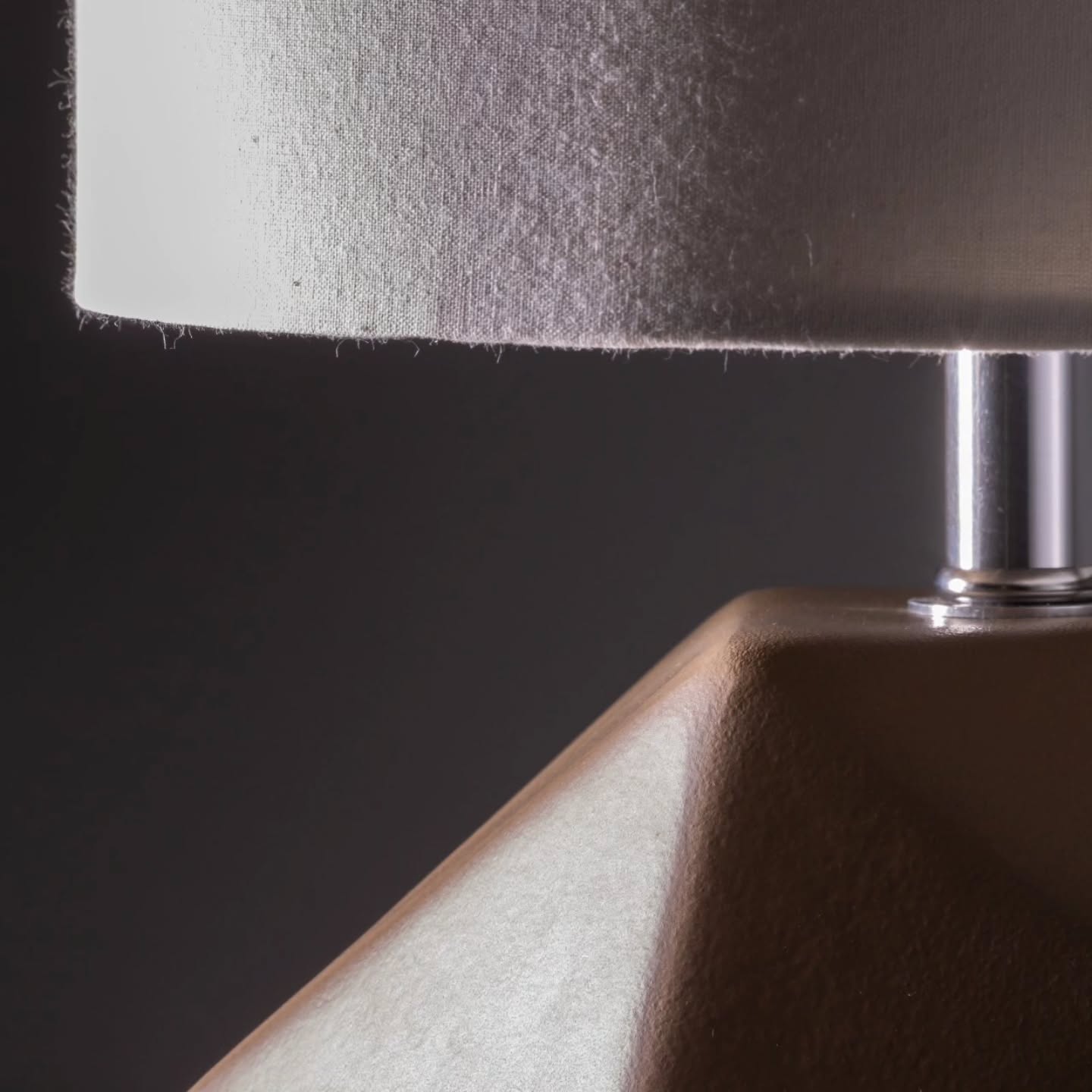 ✨ La calidad que ilumina cada espacio ✨
En Luzerna creemos que la calidad no es un detalle, es la esencia de cada una de nuestras piezas.