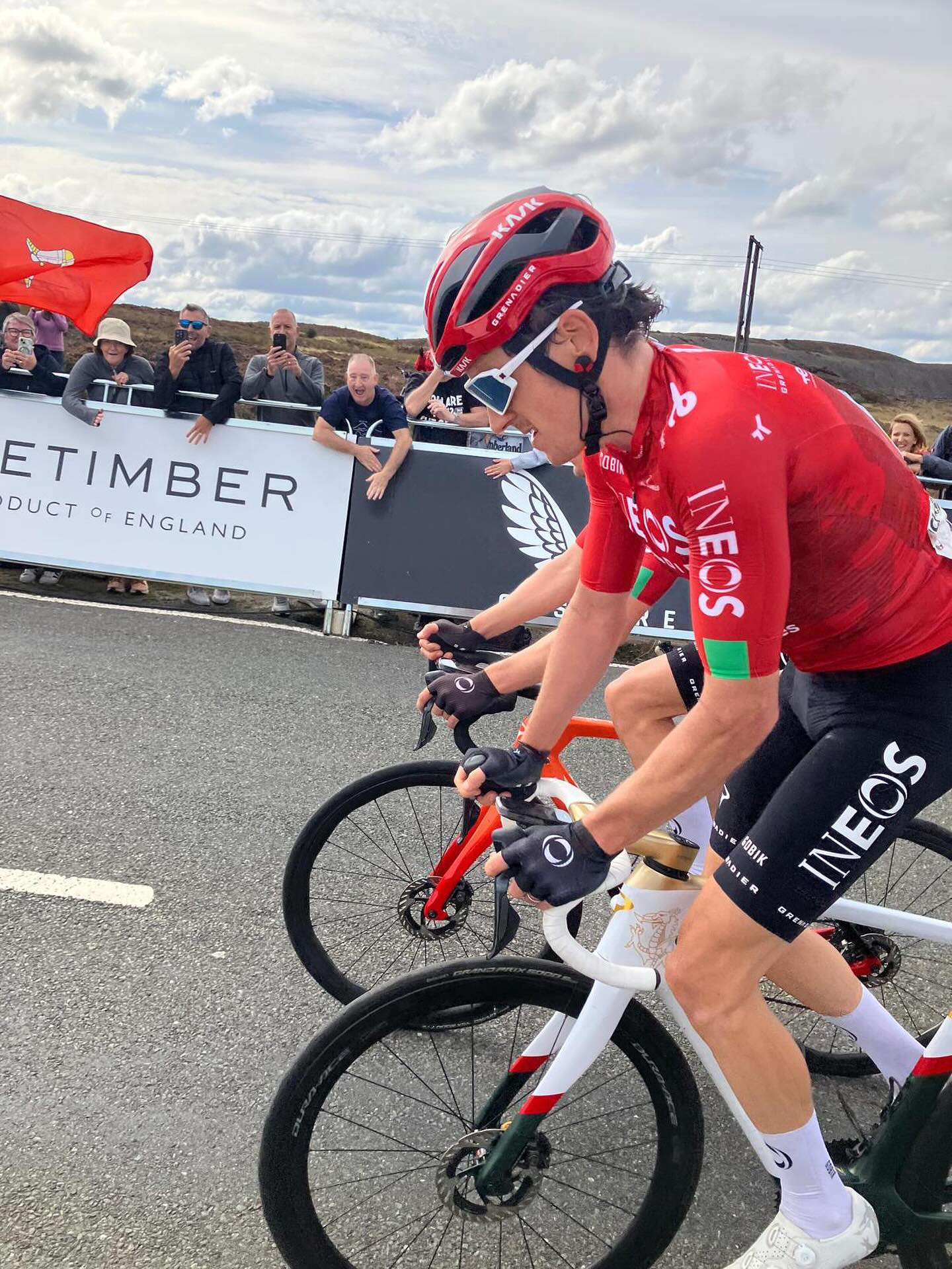 @geraintthomas86 at the top of the Tumble 🏴 today. I don’t know about you but that kit is certainly giving @cdrc_clevedon_cycling vibes…? Matching kit.?! 🤔😉 Green on red sleeves… What do you think?
@thetourofbritain @ineosgrenadiers #tourofbritain #geraintthomas