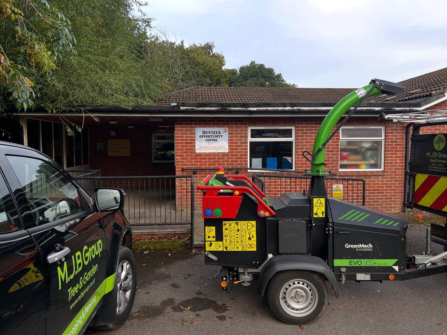 🌿✂️ Saturday well spent! ✂️🌿
Today’s job was a commercial hedge reduction at an education centre 📚🏫. Because the site is busy during the week, we tackled it on a Saturday to keep disruption to a minimum ✅.
We gave the beech hedge a full tidy-up — reducing the top and sides for a much neater, sharper look 💈🌳. The difference is night and day 👀✨!
We also lifted the hedge by removing lower branches resting on the roof 🏠⬆️, making the area look cleaner, brighter and much more practical 🌟.
All ready for staff and students to return Monday to a much tidier, safer space 🙌🍃.
💪 Another satisfying transformation!
#HedgeCutting #BeechHedge #CommercialLandscaping #GroundsMaintenance #TreeCare #HedgeReduction #CommercialGardening #GreenSpaces #OutdoorMaintenance #LandscapingLife #ProfessionalLandscaping #TreeSurgeon #CommercialPropertyMaintenance #BeforeAndAfter #HedgeWork #SaturdayShift #GardenCare #LandscapeContractor #WorkDoneRight