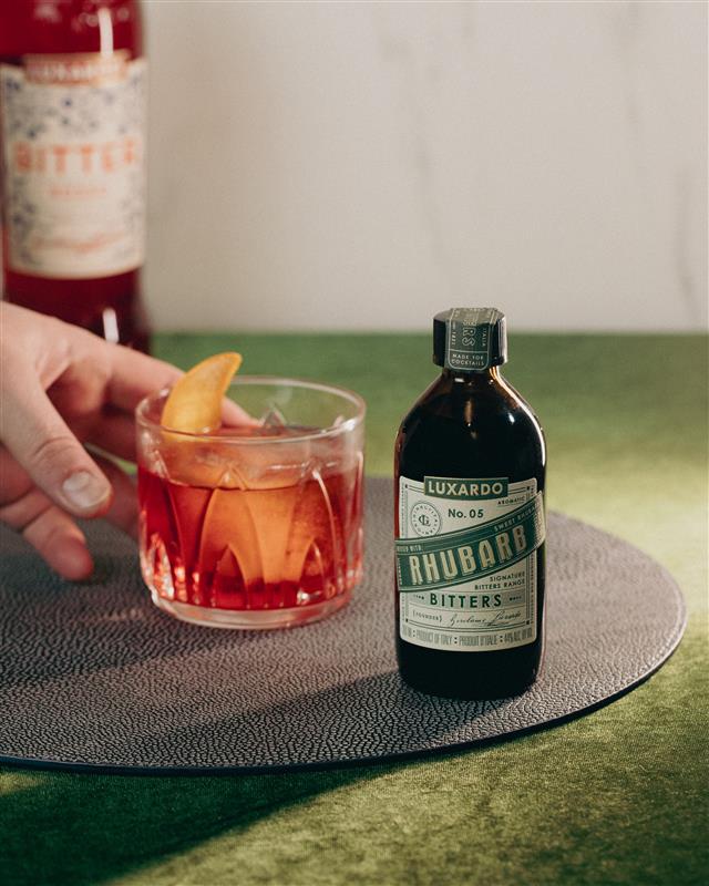 Add a bittersweet edge to your next cocktail ✨ Luxardo Rhubarb Bitters bring a vibrant burst of tartness with subtle spice, perfect for balancing your favorite classics.
