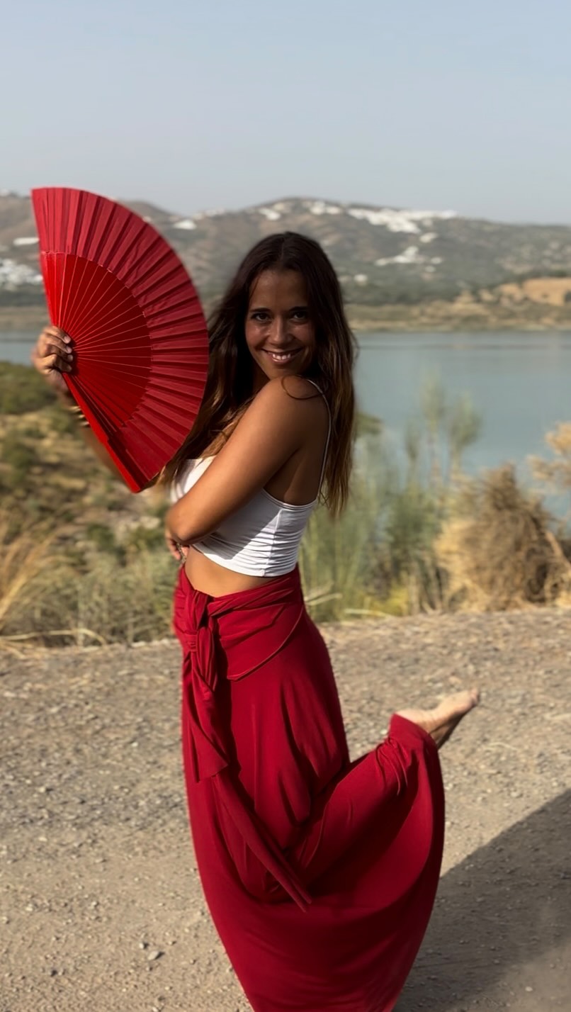 (Español 👇🏼)✨ One of the most powerful forces in life is consistency.
Repetition shapes us — it’s how small steps grow into big transformation.
When I first started belly dance, I felt stiff, awkward, even ashamed of my body. But the music and movements captivated me so much that I kept showing up. With practice, I found freedom, confidence, and a deeper connection with my feminine energy.
That’s the gift of dance: it transforms you from the inside out. But only if you keep returning to it.
In a world that craves instant results, we forget that true change comes from showing up again and again. That’s why my online belly dance program is designed for consistency — with unlimited access, you can repeat the lessons as many times as you need, at your own pace, from anywhere. Every repetition builds confidence, strength, and flow. 🌹
✨ Ways you can work with me:
🌍 Online Belly Dance Program — unlimited access, anytime, anywhere. Link in bio 🔗
📍 Belly Dance Classes in Fuengirola. Link in bio or DM for more info
———-
✨ Una de las fuerzas más poderosas de la vida es la constancia.
La repetición nos moldea — así es como los pequeños pasos se convierten en grandes transformaciones.
Cuando empecé con la danza oriental, me sentía rígida, torpe, vergonzosa e insegura. Pero la música, los movimientos sensuales y toda su magia me cautivaron tanto que seguí practicando. Con el tiempo, encontré libertad, confianza y una conexión profunda con mi energía femenina y con mi cuerpo.
Ese es el regalo de la danza: te transforma desde dentro hacia fuera, y la constancia como todo es la clave para ver resultados.
En un mundo que busca resultados inmediatos, olvidamos que los cambios más profundos vienen de la repetición y la práctica constante. Mis clases de danza oriental están diseñadas para acompañarte con constancia y ganar confianza, fuerza y fluidez. 🌹
Baila conmigo los jueves a las 11h en Fuengirola. Empezamos el 18 de septiembre y ya quedan muy pocos espacios✨comenta DANZA y te envío la info.
#danzaoriental #bellydancer #fuengirola #danzadelvientre #bellydance #danzafusionoriental