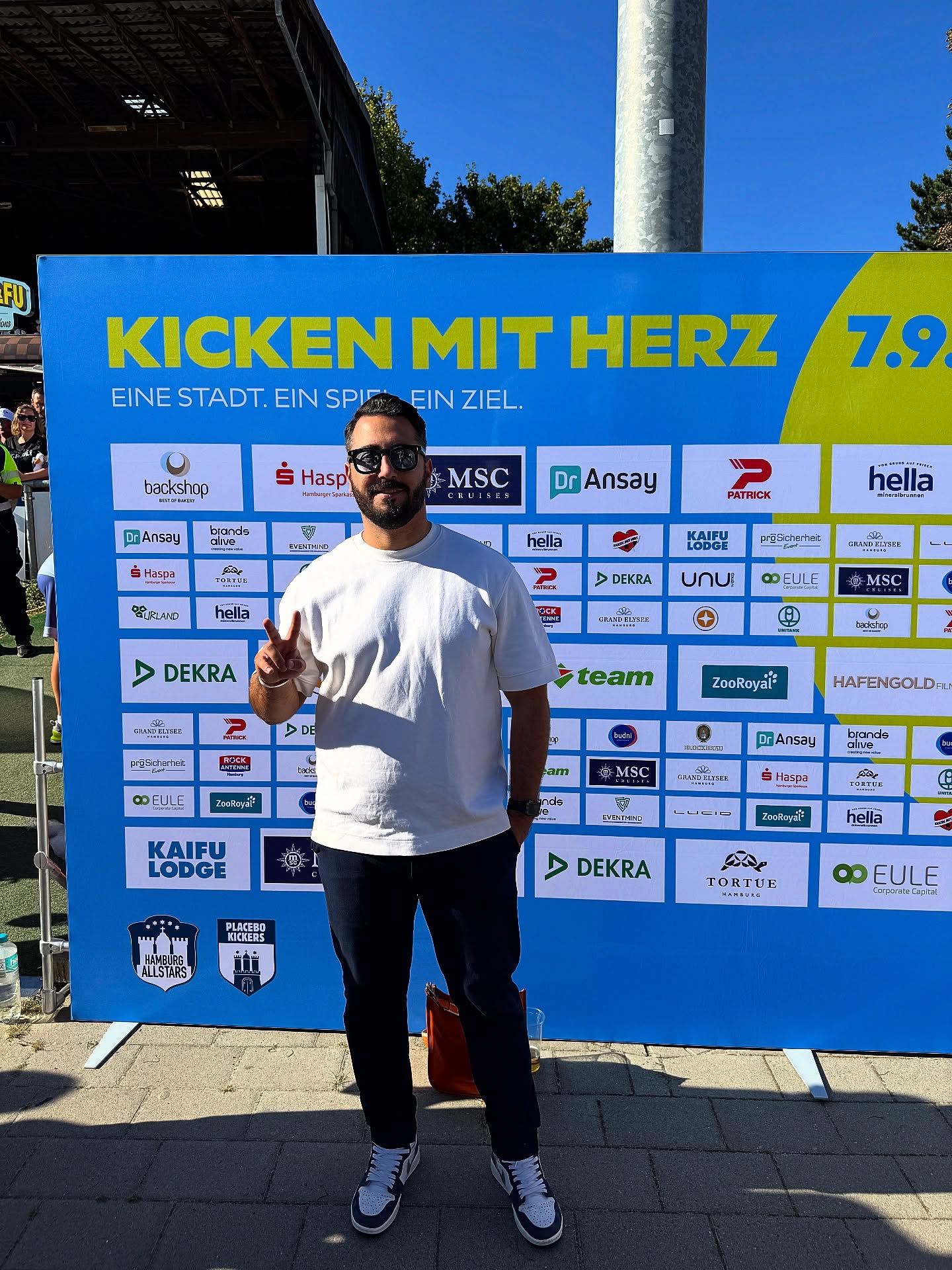 Danke @kickenmitherz
Es ist jedes Mal eine Freude, bei solchen Events dabei zu sein. Besonders schön zu sehen, dass Menschen, die in der Öffentlichkeit stehen, trotzdem locker und bodenständig bleiben – so wie die Herrschaften, die ich dort treffen durfte. ✌️
#KickenMitHerz #hamburg #charityevent #socialmedia