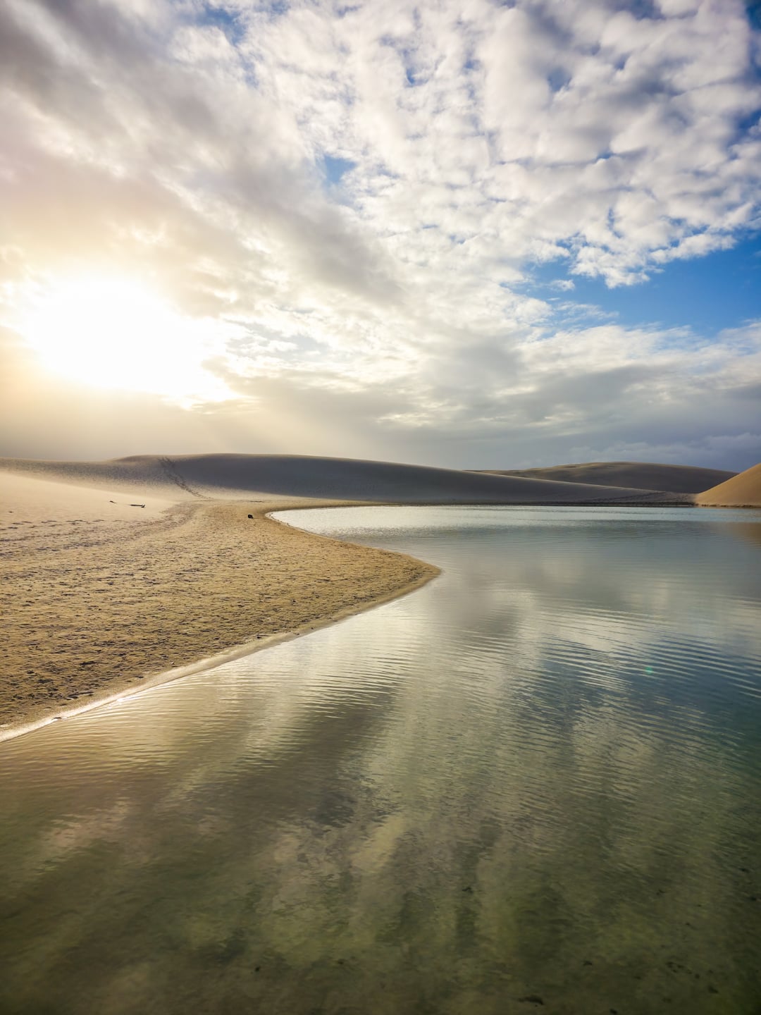 Luz, areia, água e mais areia.