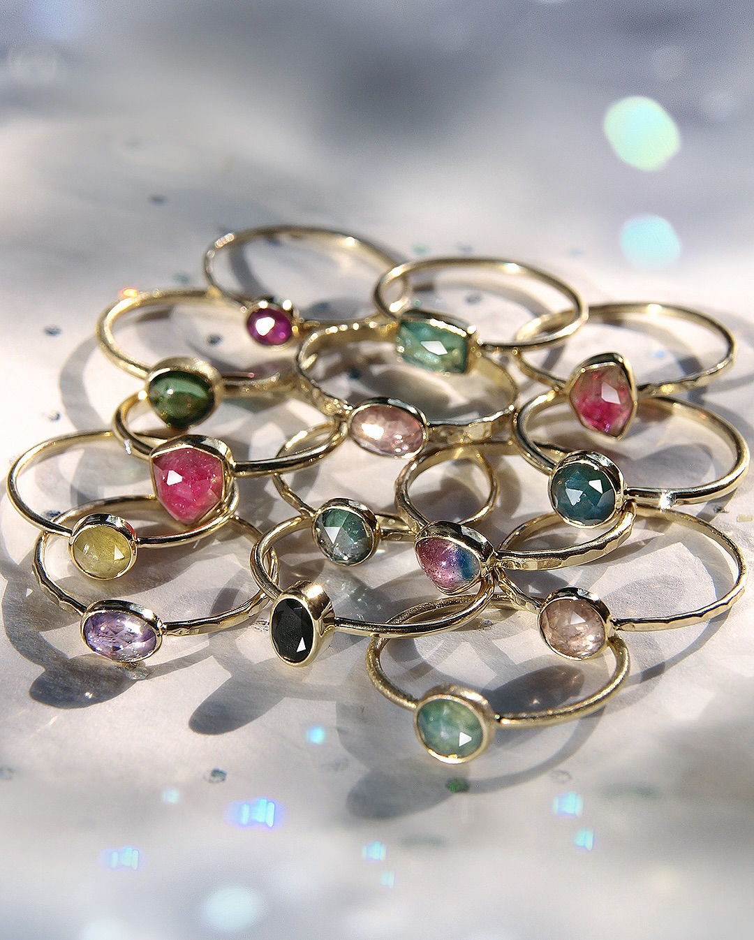 Dzieńdoberek! 🌞
Przedstawiam Wam dziś pierwszą z wrześniowych niespodzianek 👏
Cały bukiet drobnych barwnych skarbów - niewielkie turmaliny i kolorowe szafiry w przeróżnych szlifach i odcieniach💎🌈✨
Aktualnie już nie wszystkie, ale wciąż jeszcze większość dostępna od ręki! Wystarczy napisać do mnie 📮
Kto pierwszy, ten lepszy 🔥🔥🔥
To wielka frajda tworzyć dla Was takie skarby! ✨🧙♂️
:::
Napisz do mnie bezpośrednio tutaj aby poznać detale i spełnić marzenie zamawiając jeden z tych pierścionków lub podobny pierścionek stworzony na zamówienie specjalnie dla Ciebie lub kogoś bliskiego 🤗📮💍👌✨
:::
.
.
.
.
.
#ilovemyjob #myprecious #bartoszciba #jewelrydesigner #bartoszcibajewelry #finejewelry #perfectimperfection #pierścionekzszafirem #ooakjewelry #pierścionekzturmalinem #minimalistjewelry #kolorowepierścionki #goldsmith #goldenring #minimalist #stackrings #perfectimperfection #koloroweszafiry #wishcometrue #multisapphire #makeawish #delikatnyzłotypierścionek #turmalin #pierścionekzaręczynowy #szafir #magicznypierścionek #pierścioneknazamówienie #customring #pierścieńarabelli #delikatnypierścionek