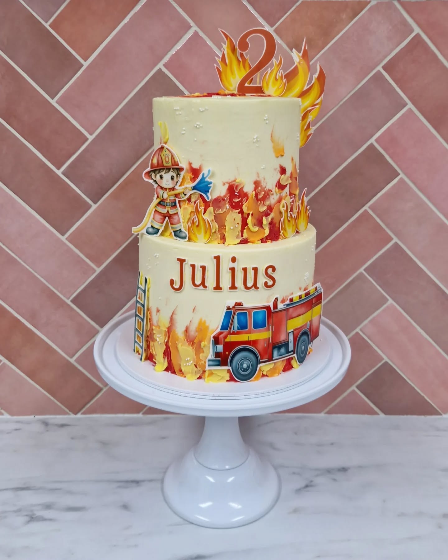 I’m ba(c)k! Haha
Onze vakantie zit er weer op, de Brueghel is al weer even geleden, de eerste schoolweek is voorbij gevlogen en September heeft intussen haar intrede ook gedaan. Het is (eindelijk) tijd voor de meest knusse en gezelligste periode van het jaar.
Ik ben een groot liefhebber van zon, warmte en terrasjes pakken, maar de periode die voor ons ligt vind ik wel de mooiste van het hele jaar: Halloween, Sint Maarten, sinterklaas, kerst, oud & Nieuw. De komende tijd staat in het teken van samenzijn, genieten, koesteren en niet te vergeten: lekker eten💕.
Met dat laatste wil ik je graag helpen: lekker eten. Overheerlijke cupcakes, fantastische custom cakes, silky smooth brownies of de lekkerste chocolate chip cookies.
Binnenkort komt het aanbod voor het eerste grote feest online: Halloween.
Hou hiervoor de socials van Suikertijd goed in de gaten!
#suikertijd #cupcakes #cupcakesopmaat #brownies #cookiesoldenzaal #taartvoorjou #handgemaakt #feestdagenkomeneraan #aftellen