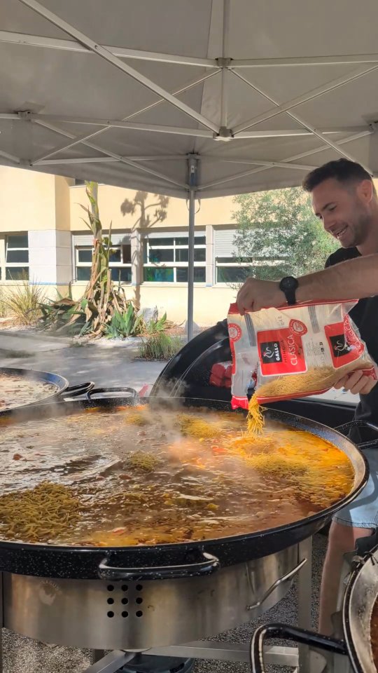 400 élèves/professeurs 👩🏼🎓
4 cuisiniers 👨🏻🍳
Pour un repas de rentrée à Polytechnique Montpellier !
Au menu pour cette occasion :
• Paëlla Terre
• Fideuà Mer
• Paëlla mixte
• Paëlla vegan
Merci à eux de nous avoir fait confiance 😎 À l'année prochaine !
#montpellierfood #traiteur #paella