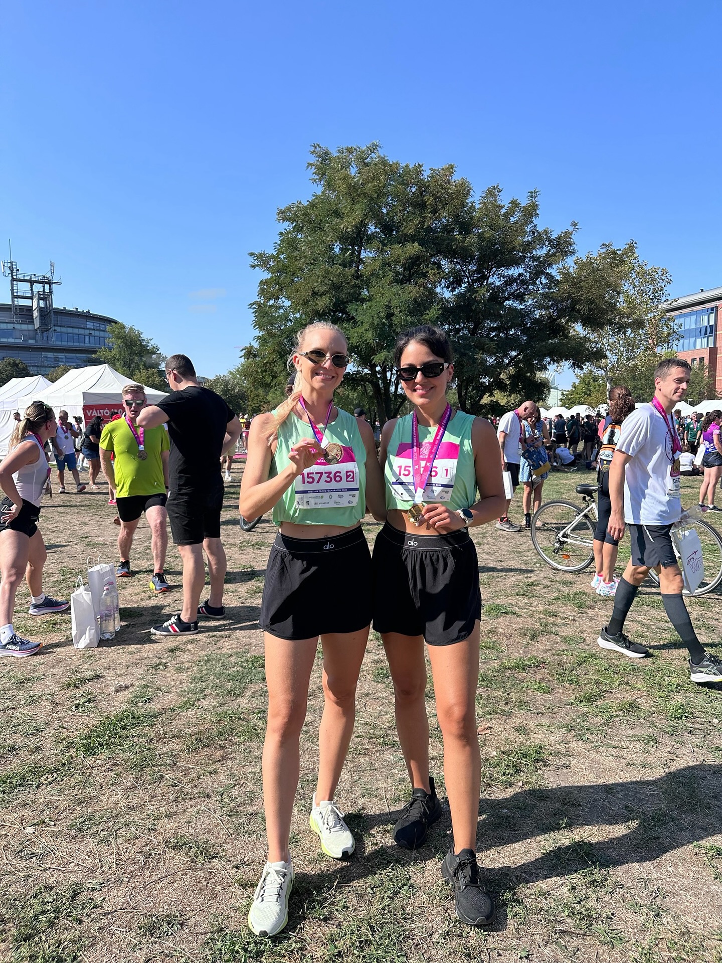 Wizz Air Páros Félmaraton / Relay for 2 🏃🏼♀️🏃🏻♀️✔️
Idő: 01:53:42
Hatalmas élmény volt, olyan energiák voltak, hogy azt nehéz szavakba önteni!🫶🏻😎 A legjobb döntés volt, hogy elindultunk a versenyen @timiburjan -nal.😉 Ti voltatok? #halfmarathon #wizzair #running #budapest