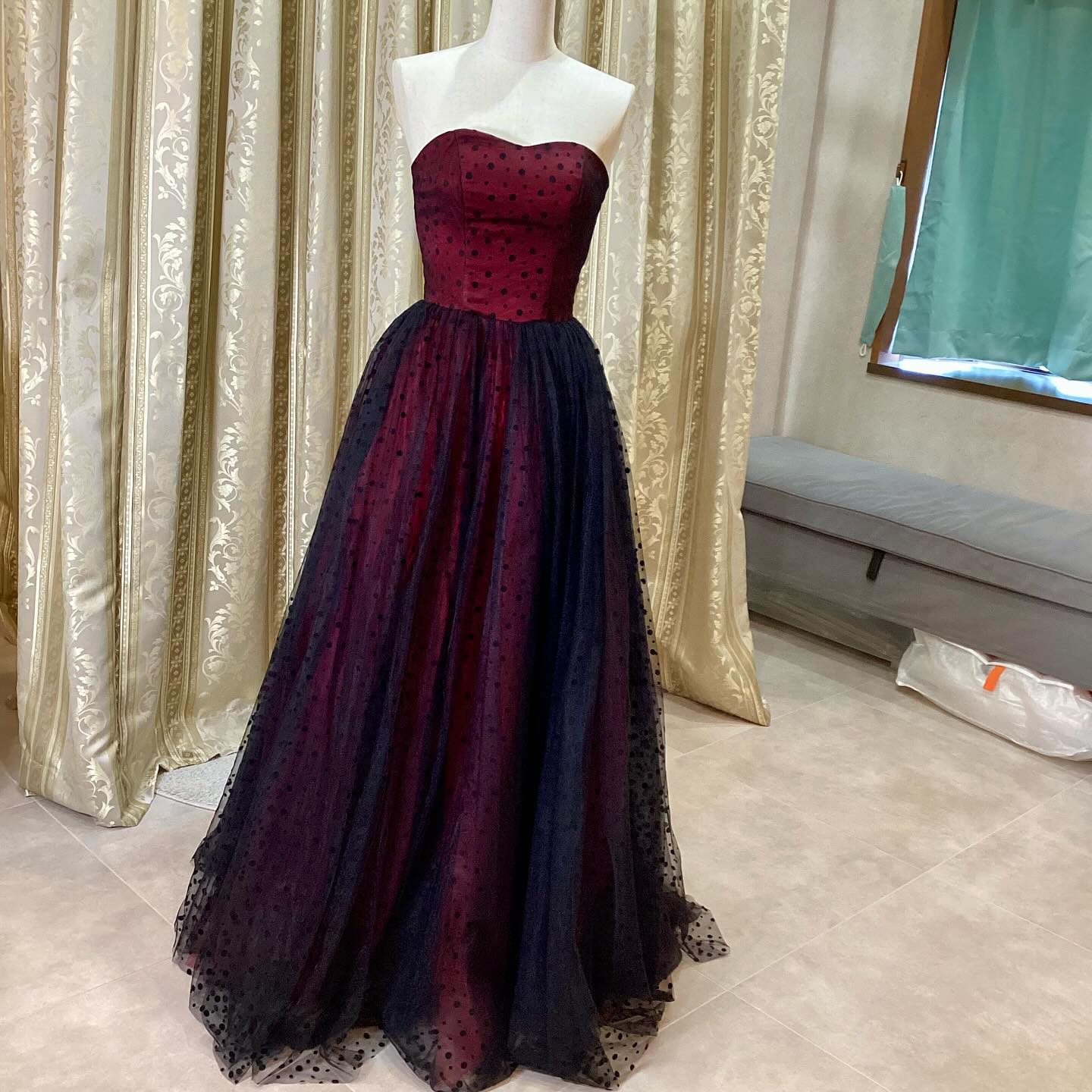 NEW👗レンタルドレス
HP未掲載分です
※~ ※~ ※~ ※~ ※~ ※~ ※~ ※~ ※~ ※~ ※~ ※~
NEWドレスです。
レッドベースに黒ドットオーガンジーの個性的なオーガンジードレス👗
胸元のハートカットがカワイイ💖を引き出す1点✨
背紐で調整可
7号〜9号
レンタル価格12,000円(+税)
(3泊4日| クリーニング基本プラン込)
1ワイヤーパニエ→無料レンタル
3ワイヤーパニエ→500円+tax
学生証のご提示でレンタルドレス10%off
(学割対象外: キッズ&ジュニアドレス、小物レンタル、販売品)
……………………………………………………
◉当サロンのベースはレンタルドレス営業
となりますため【完全予約制】です。
販売品のご購入やご試着も【事前に来店予約】
が必要となりますので予めご了承下さいませ。
◉とくに【土曜日】は早いうちから
ご予約枠が埋まる事が多くなっております。
ご予約はお日にちに余裕を持って、
早めにご連絡頂きますようお願い申し上げます。
▶︎ご予約
【HPご予約フォーム】が大変便利です(24時間受付)
※ LINEやTELからのご予約も可能ですが、
営業時間内のみの対応となります。
Line→ @dress_etoile
電話 → 06-6210-6764
▶︎ちょっとドレスを見たい
事前にご来店予約が必要です。
他のお客様がご試着中、ご来店中は入店をお断り
させて頂いておりますので、予めご了承くださいませ。
▶︎不定期開催のセールについて
不定期でプライベートセールを開催(予約制)
LINEともだちの方へ優先にご案内した後、
SNSや HPで配信しておりますので、
予めご了承ください。
▶︎レンタルドレスのラインナップ
HPに掲載しておりますが、
新商品は掲載が出来ていないドレスが多数ございます
ラ・エトワール
定休日:水・日(祝)
営業時間(平日) 11:00~17:00
営業時間(土日) 10:00~16:00
……………………………………………………
#大阪レンタルドレス #レンタルドレスショップ
#レンタルドレス #衣装レンタル #ロングドレス
#ステージドレス #演奏会ドレス #演奏会用ドレス
#演奏ドレス #演奏衣装 #クラシック音楽ドレス
#音大 #音大生 #ソロリサイタル #コーラス衣装
#コンテストドレス #モデル衣装
#ウェディングパーティドレス
#レストランウェディングドレス
#撮影衣装 #撮影衣装レンタル #撮影ドレス
#オンラインレンタルドレス
#ドレススタイリスト
#ドレスコンシェルジュ
#ドレスコーディネーター
#laetoile #ラエトワール