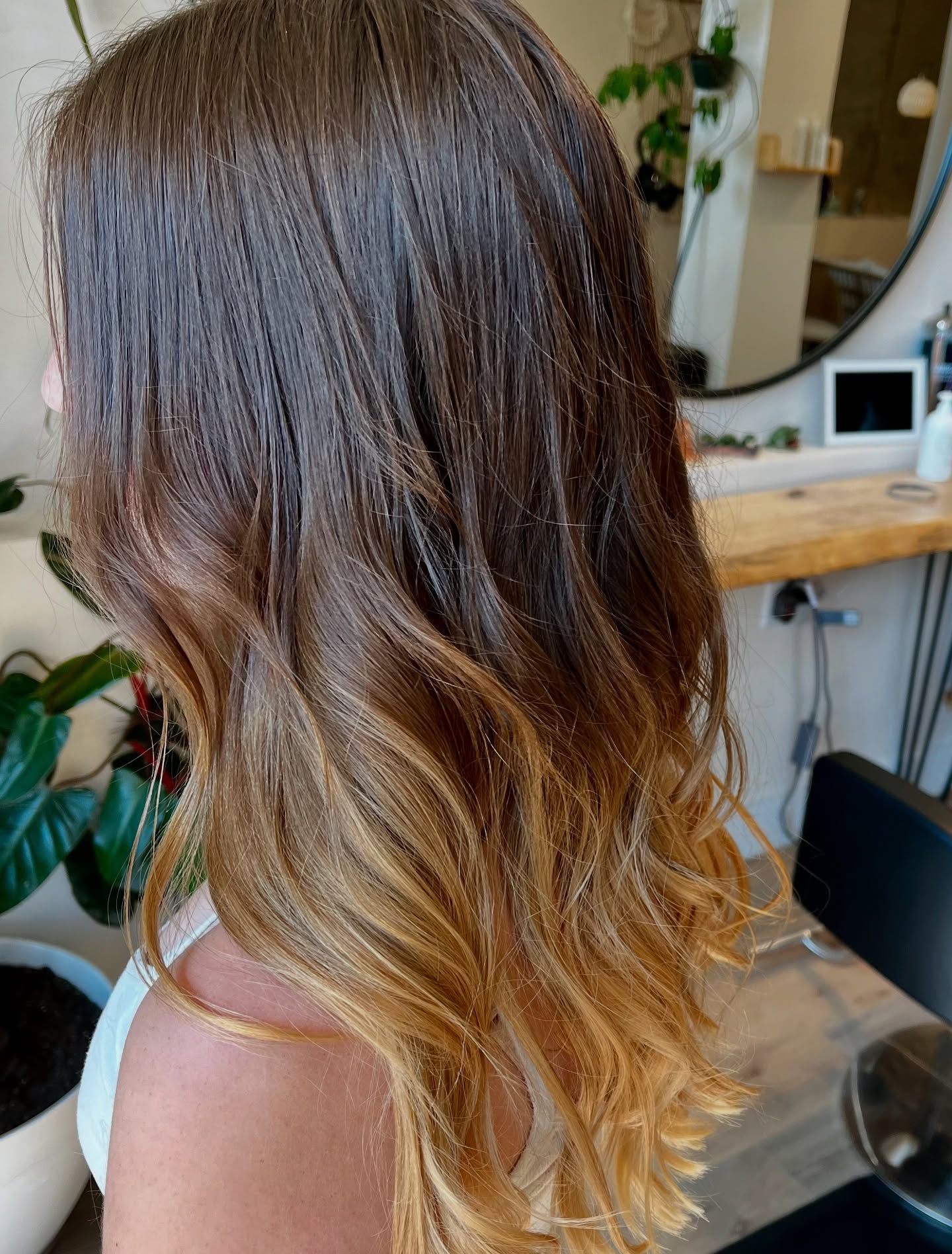 Who else is feeling fall? 🍁
Color by @sasha.star.styles book with her today, at Balmsalon.com- link in our bio!
.
.
.
.
.
#ashevillehair #avlhair #ashevillenc #ashevillehairstylist #balayage #balayagehair #haircolor #livedinhair #dimensionalcolor #behindthechair #balmsalon #riverartsdistrictasheville #riverartsdistrict #westasheville #wavl