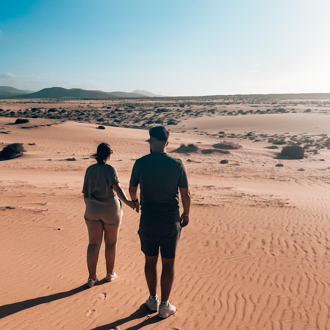 Perdu au milieu d’un désert.
Les dunes de Corralejo, entre océan turquoise 🌊 et sable infini… 🌅
#fuerteventura #corralejo #dune
